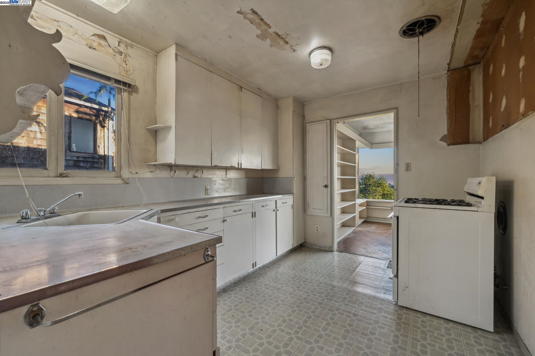 Detail Gallery Image 4 of 38 For 5915 Rincon Drive, Oakland,  CA 94611 - 2 Beds | 1 Baths