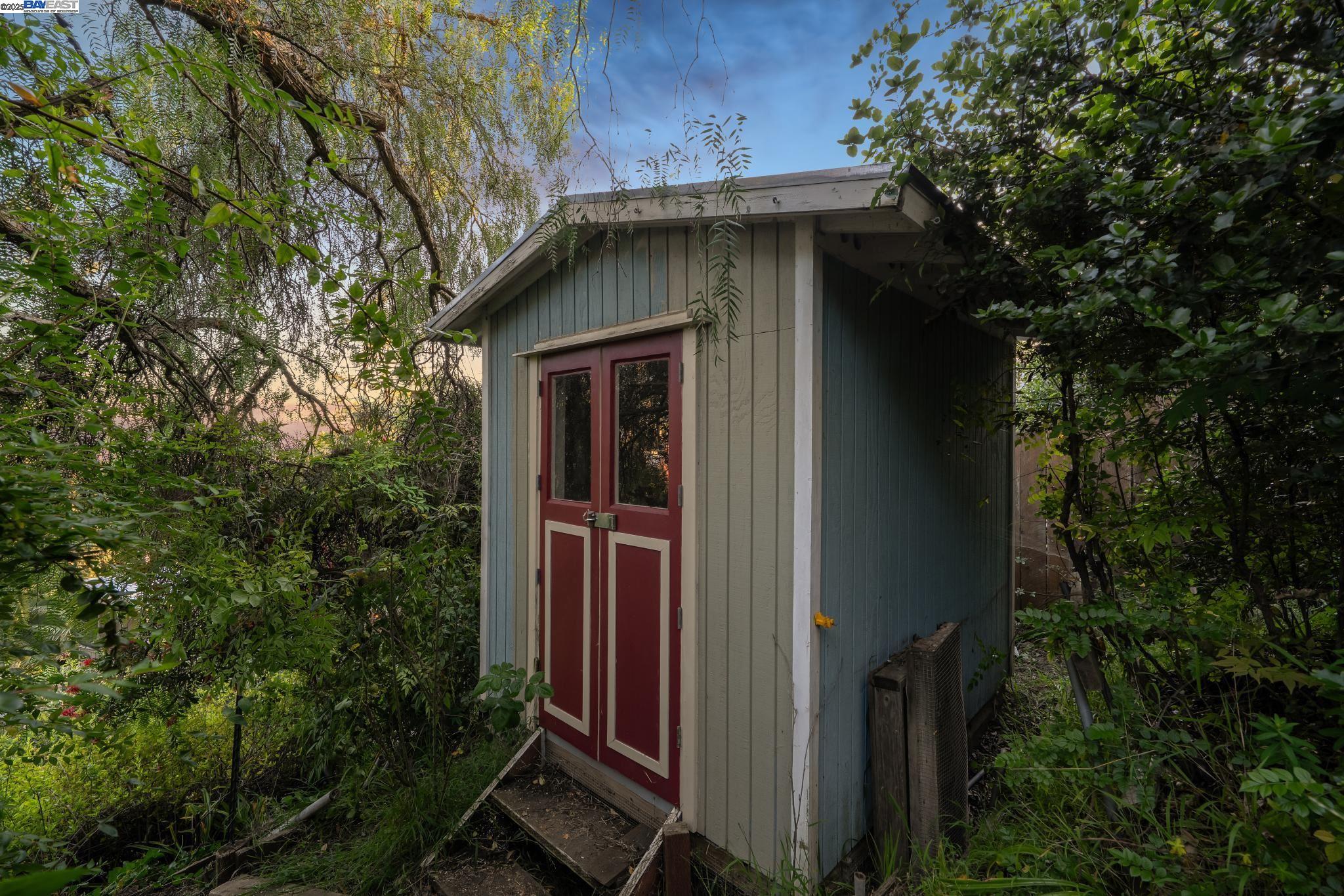 Detail Gallery Image 31 of 38 For 5915 Rincon Drive, Oakland,  CA 94611 - 2 Beds | 1 Baths