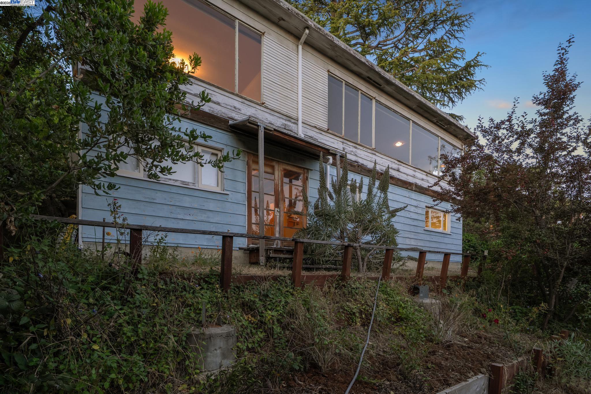 Detail Gallery Image 33 of 38 For 5915 Rincon Drive, Oakland,  CA 94611 - 2 Beds | 1 Baths