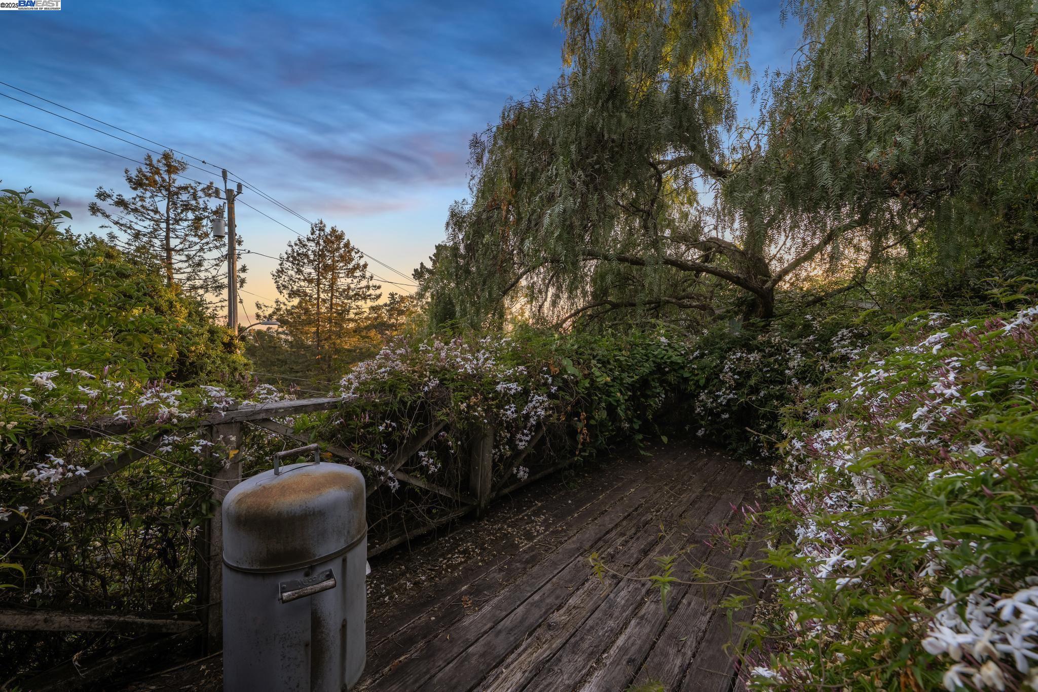 Detail Gallery Image 34 of 38 For 5915 Rincon Drive, Oakland,  CA 94611 - 2 Beds | 1 Baths