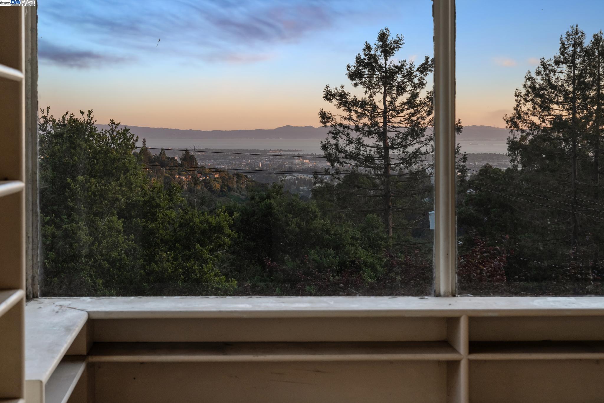 Detail Gallery Image 35 of 38 For 5915 Rincon Drive, Oakland,  CA 94611 - 2 Beds | 1 Baths