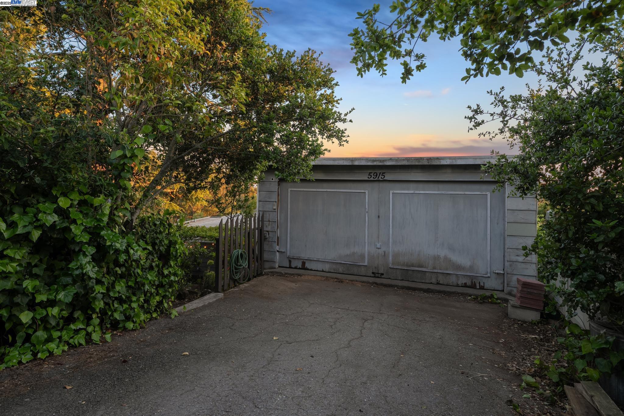 Detail Gallery Image 36 of 38 For 5915 Rincon Drive, Oakland,  CA 94611 - 2 Beds | 1 Baths