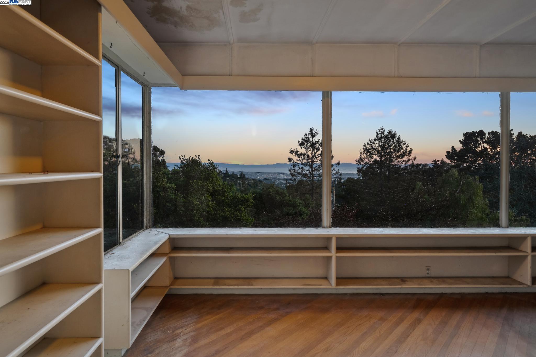 Detail Gallery Image 5 of 38 For 5915 Rincon Drive, Oakland,  CA 94611 - 2 Beds | 1 Baths