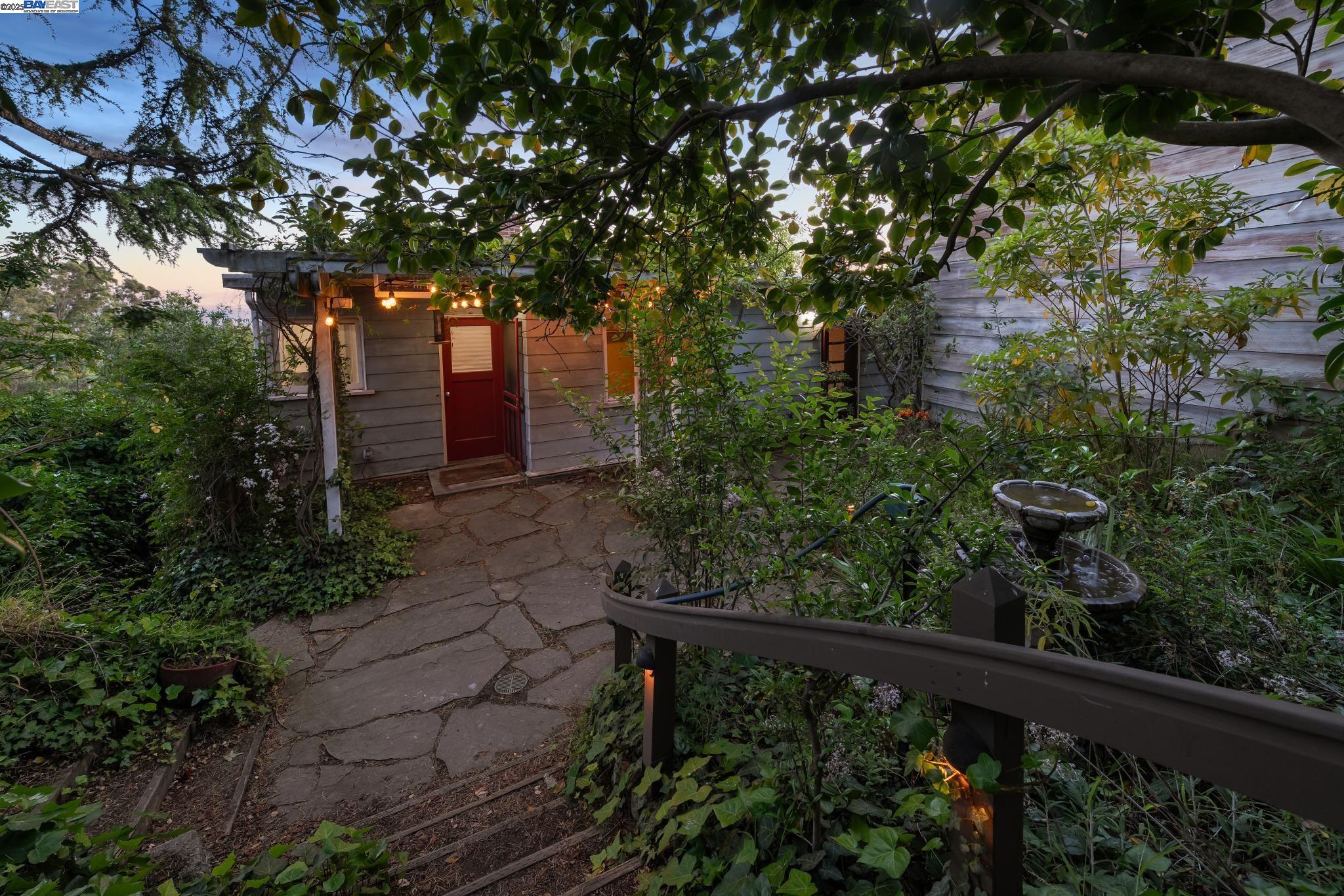 Detail Gallery Image 6 of 38 For 5915 Rincon Drive, Oakland,  CA 94611 - 2 Beds | 1 Baths