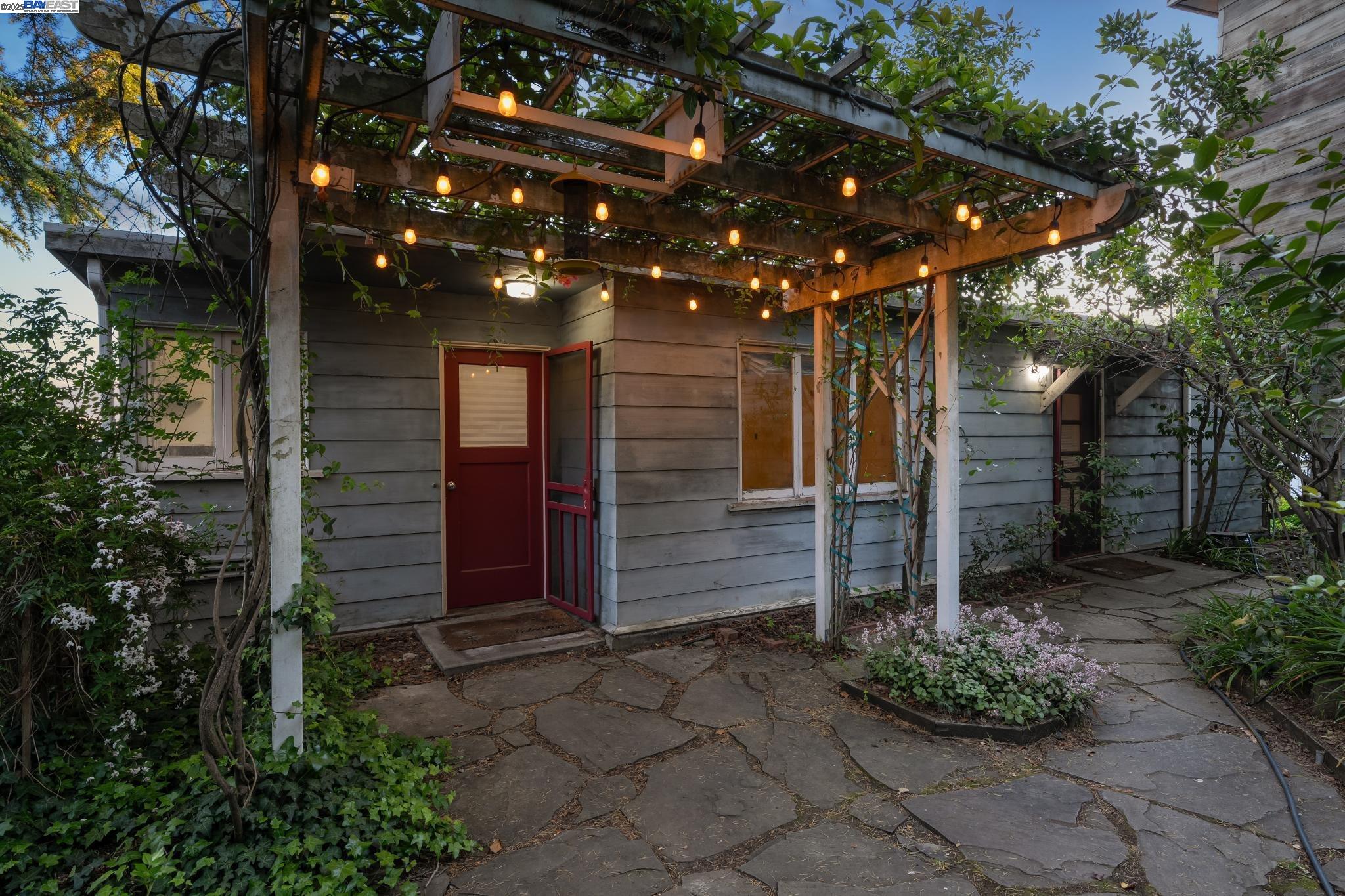 Detail Gallery Image 7 of 38 For 5915 Rincon Drive, Oakland,  CA 94611 - 2 Beds | 1 Baths
