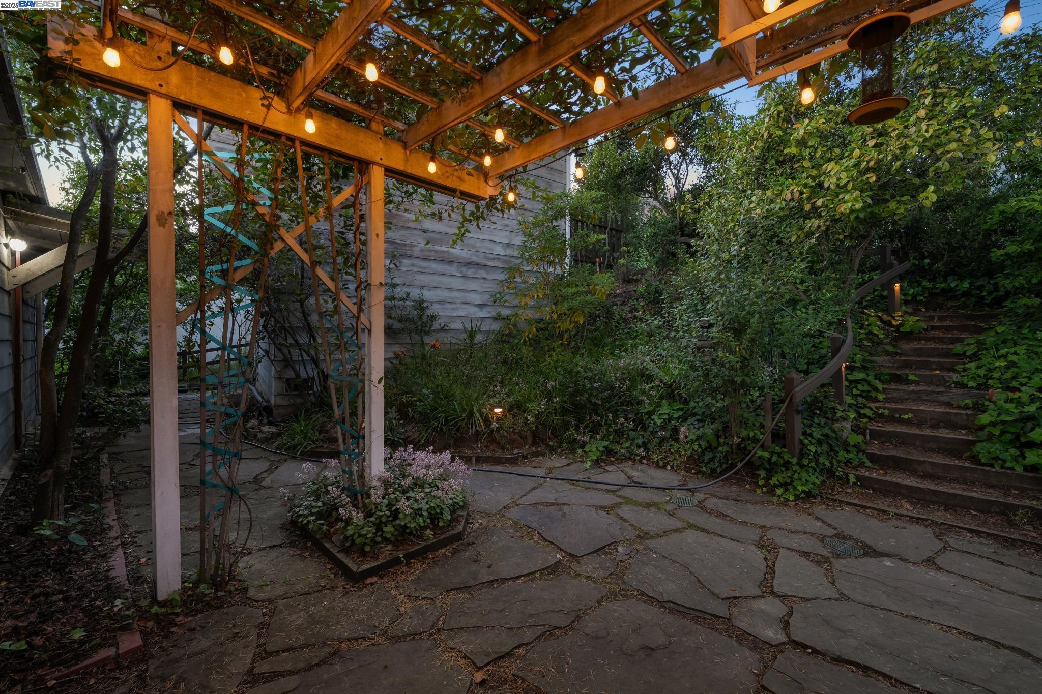 Detail Gallery Image 8 of 38 For 5915 Rincon Drive, Oakland,  CA 94611 - 2 Beds | 1 Baths