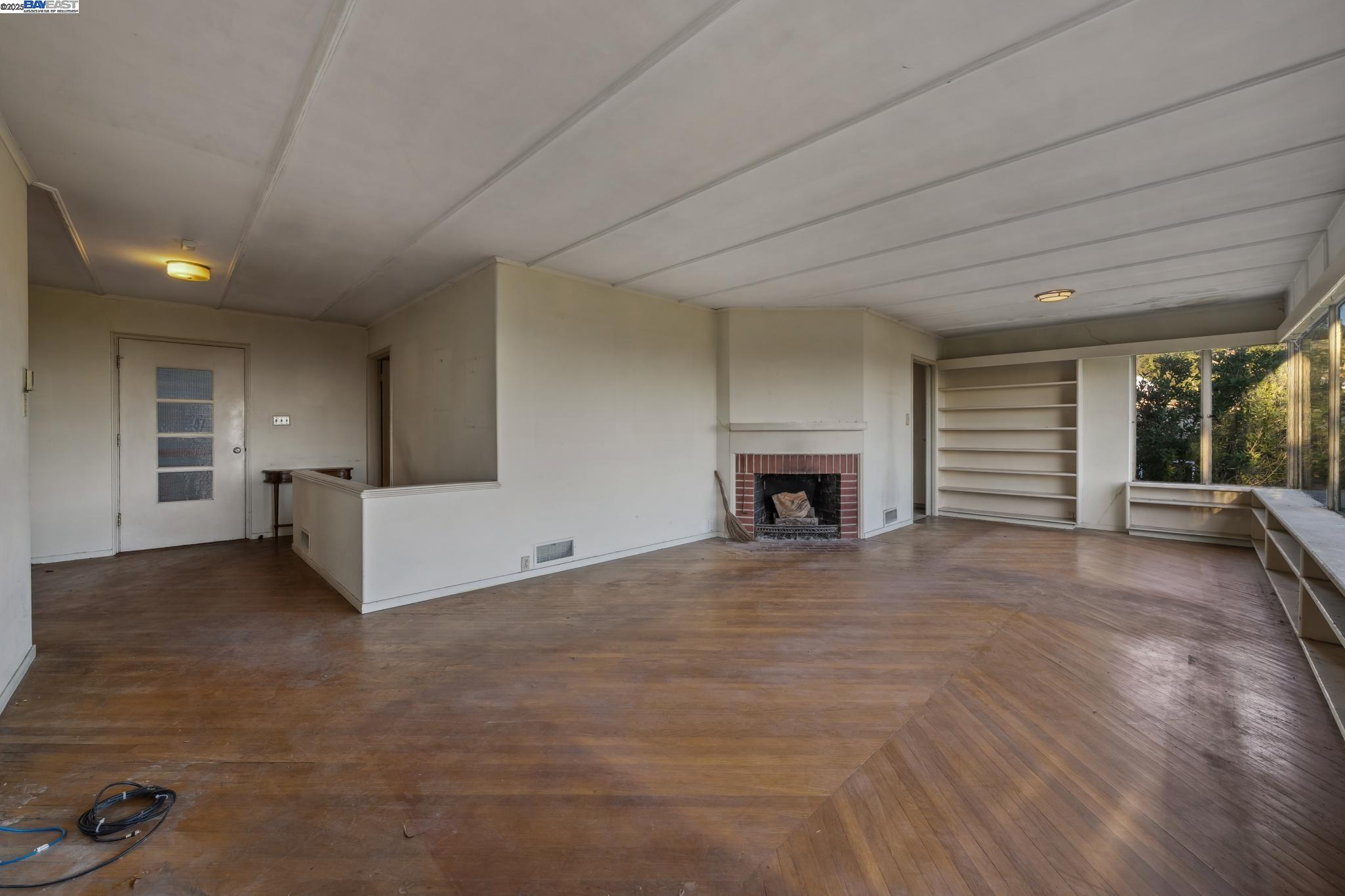 Detail Gallery Image 9 of 38 For 5915 Rincon Drive, Oakland,  CA 94611 - 2 Beds | 1 Baths