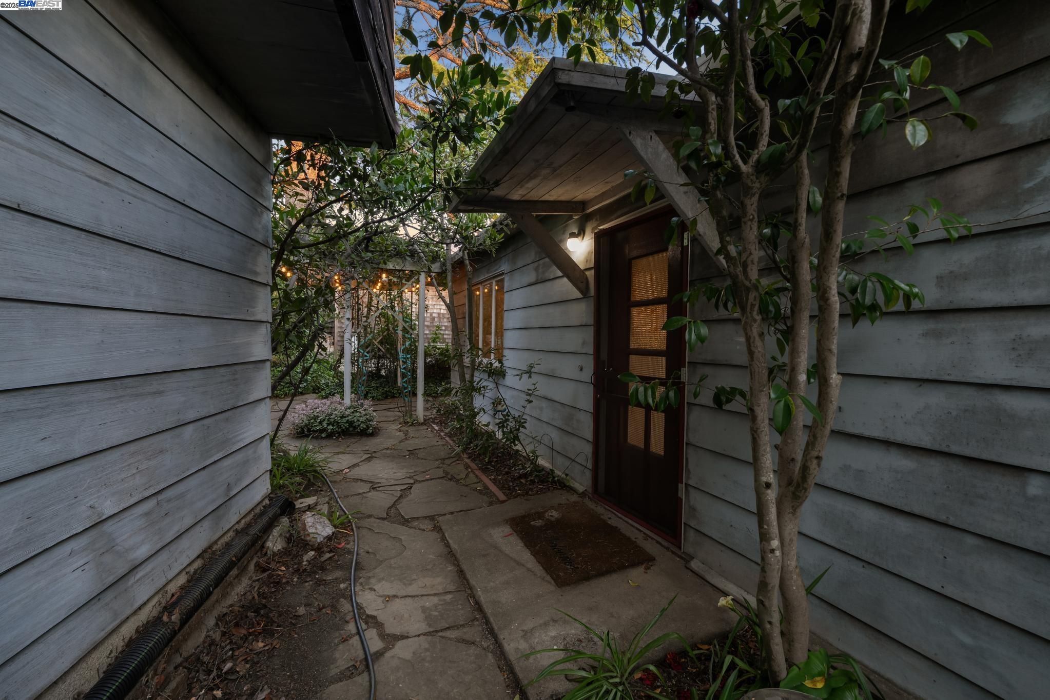 Detail Gallery Image 10 of 38 For 5915 Rincon Drive, Oakland,  CA 94611 - 2 Beds | 1 Baths