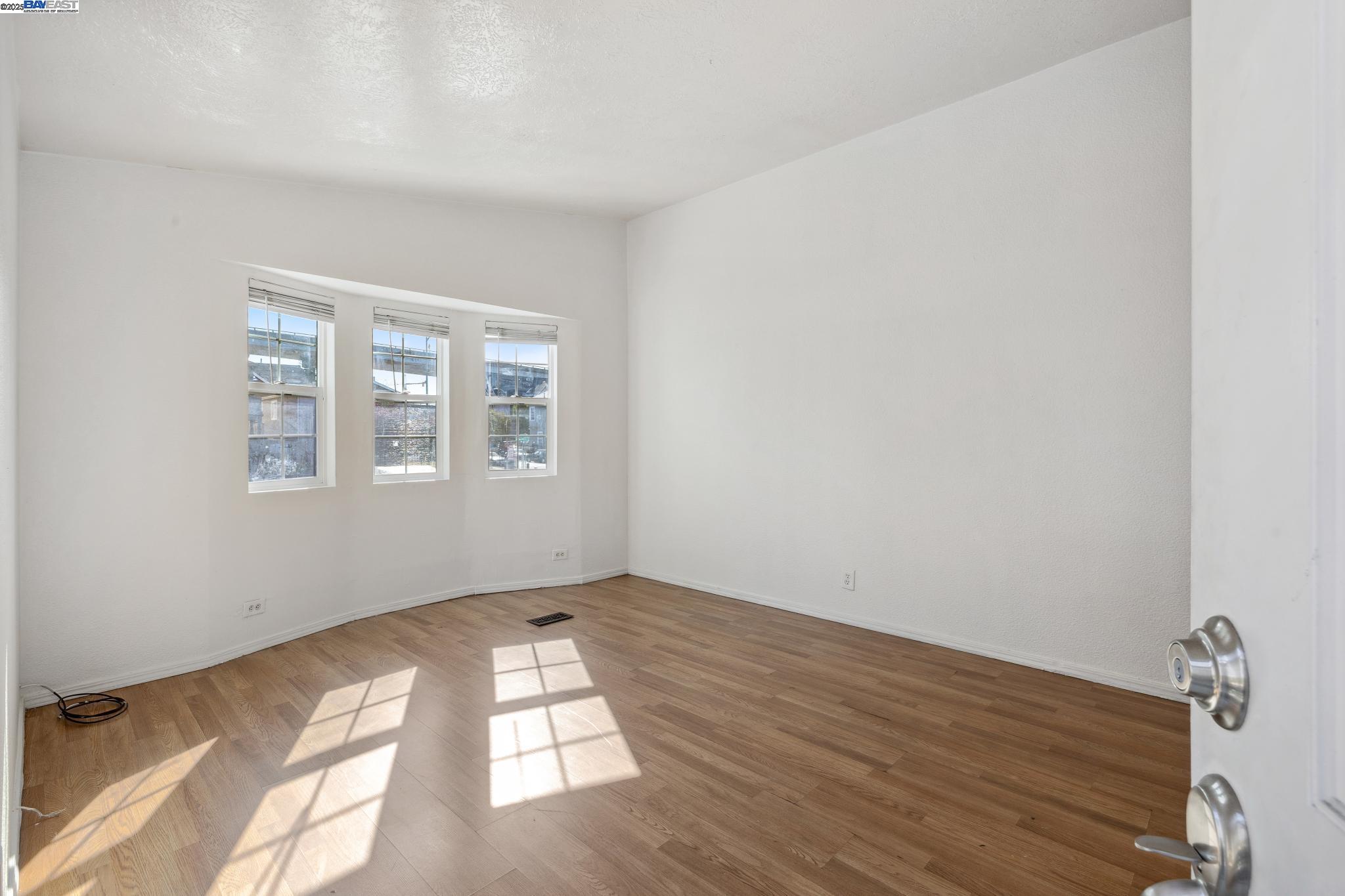Detail Gallery Image 5 of 19 For 3311 Martin Luther King Jr Way, Oakland,  CA 94609 - – Beds | – Baths