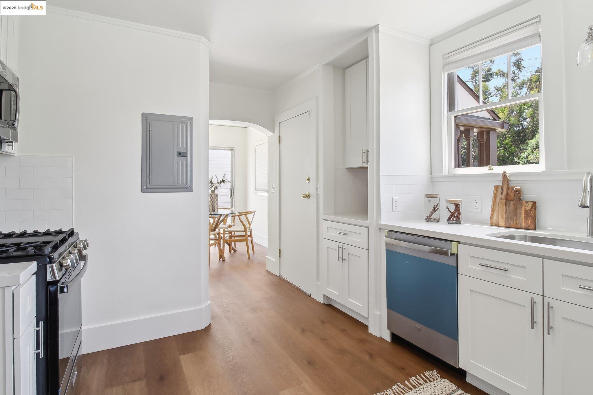 Detail Gallery Image 19 of 52 For 2900 Sheffield Ave, Oakland,  CA 94602 - 4 Beds | 2 Baths