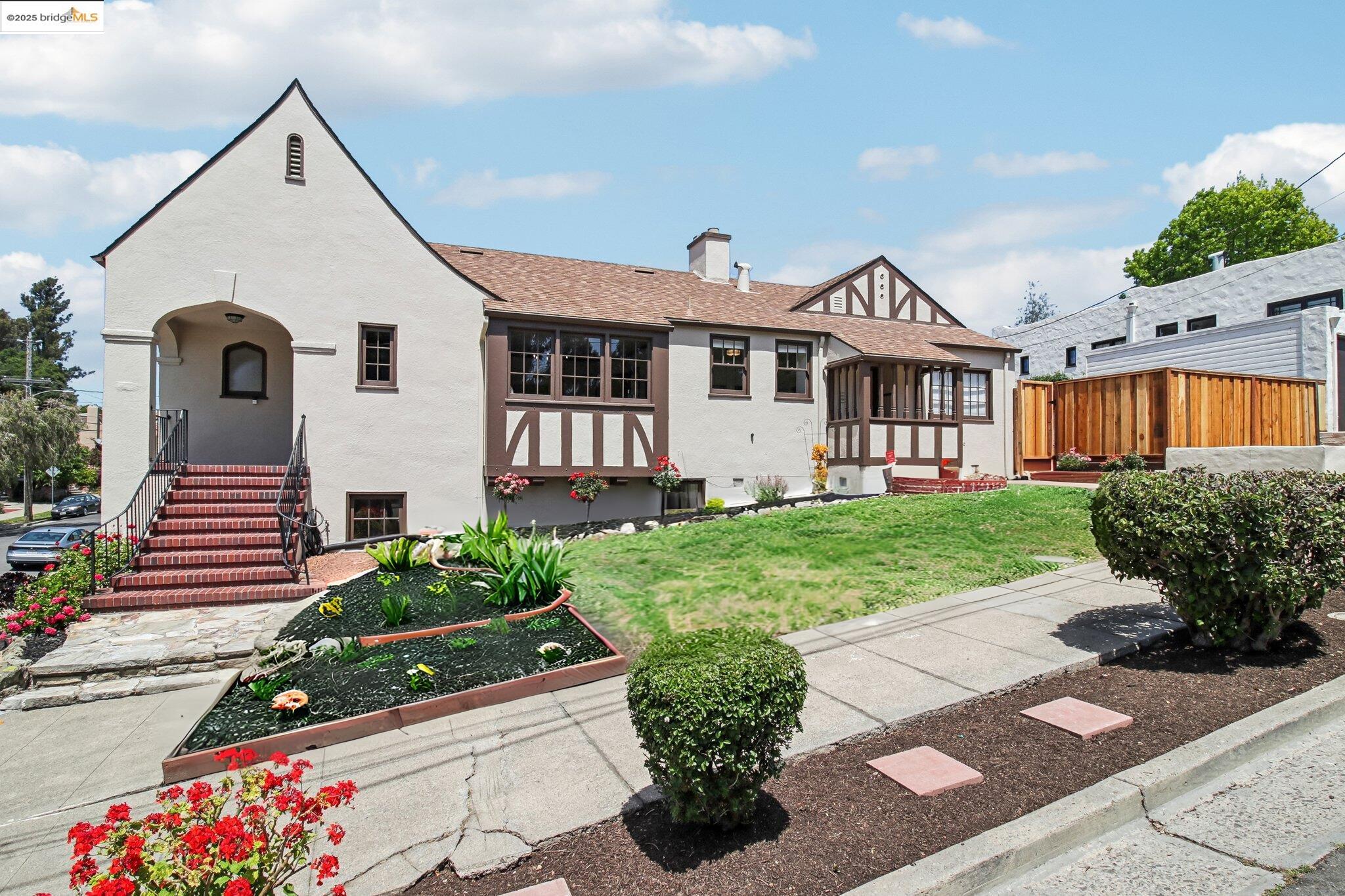 Detail Gallery Image 3 of 52 For 2900 Sheffield Ave, Oakland,  CA 94602 - 4 Beds | 2 Baths