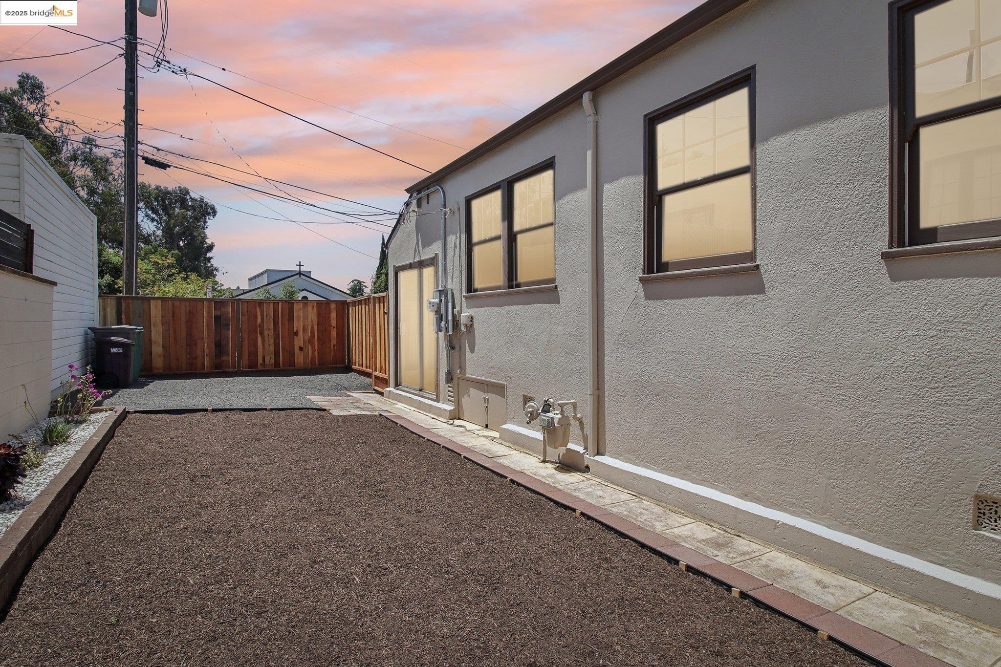 Detail Gallery Image 41 of 52 For 2900 Sheffield Ave, Oakland,  CA 94602 - 4 Beds | 2 Baths