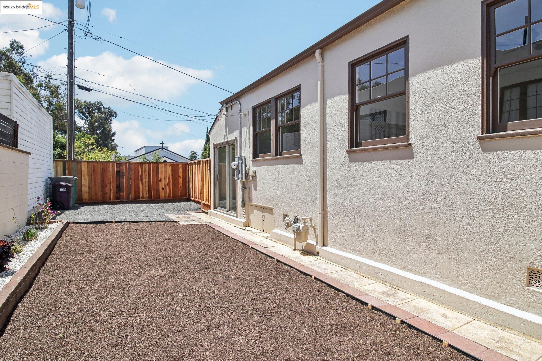 Detail Gallery Image 42 of 52 For 2900 Sheffield Ave, Oakland,  CA 94602 - 4 Beds | 2 Baths