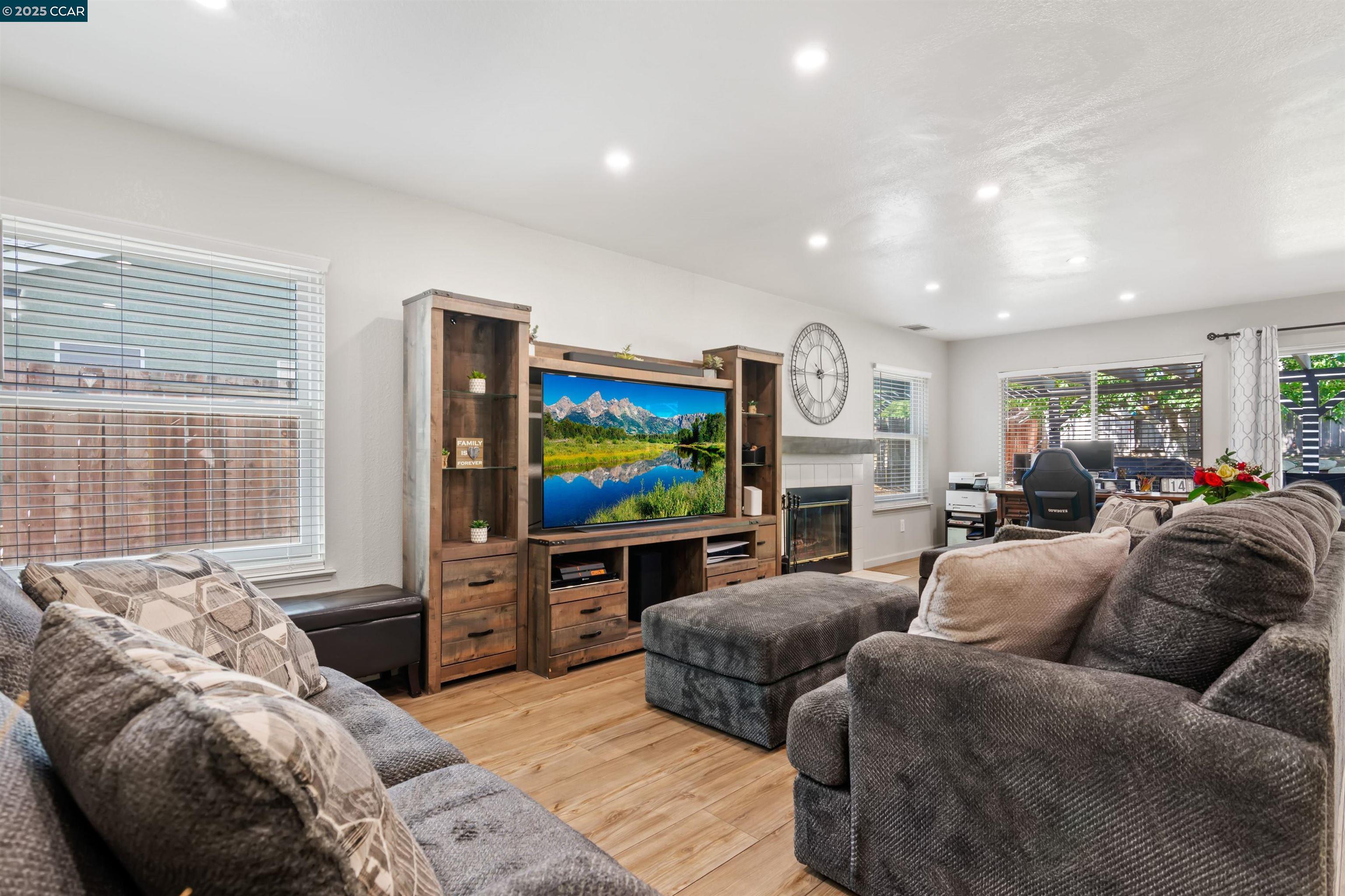 Detail Gallery Image 16 of 40 For 4715 La Casa Dr, Oakley,  CA 94561 - 3 Beds | 2/1 Baths