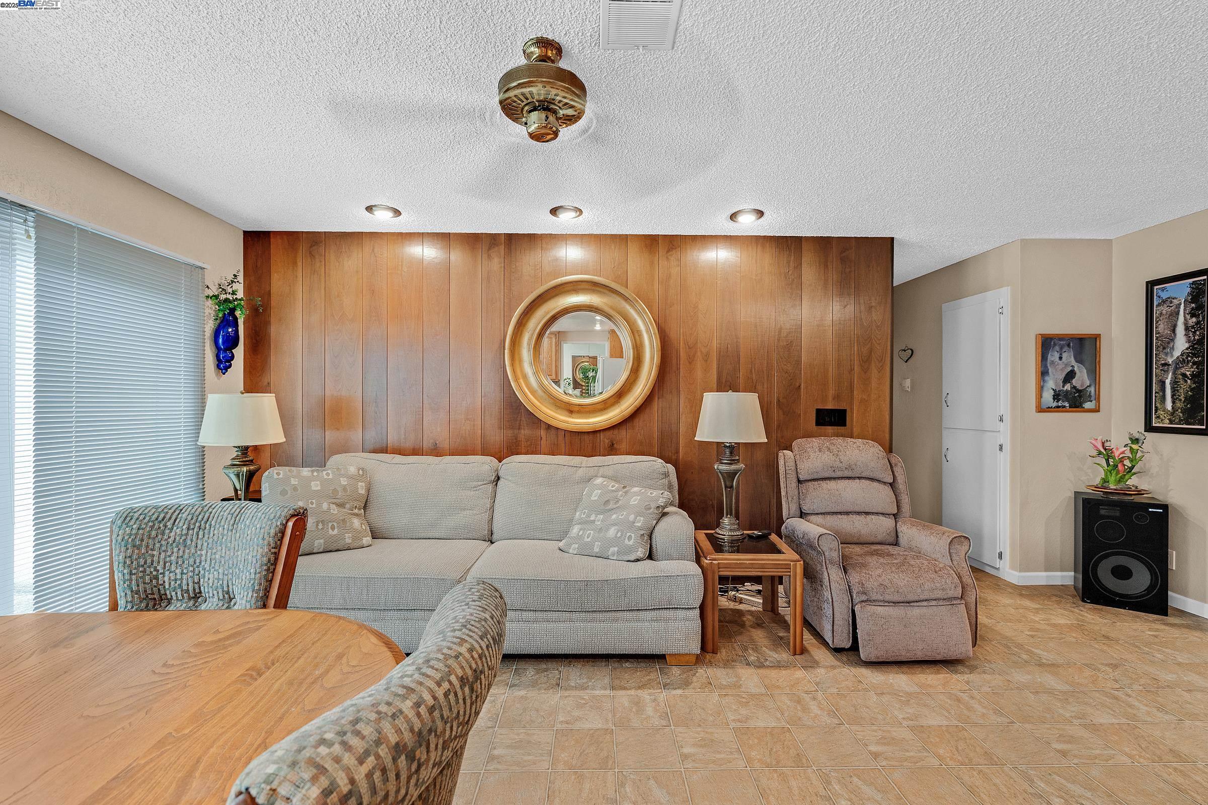 Detail Gallery Image 11 of 27 For 576 Emerald St, Livermore,  CA 94550 - 3 Beds | 2 Baths