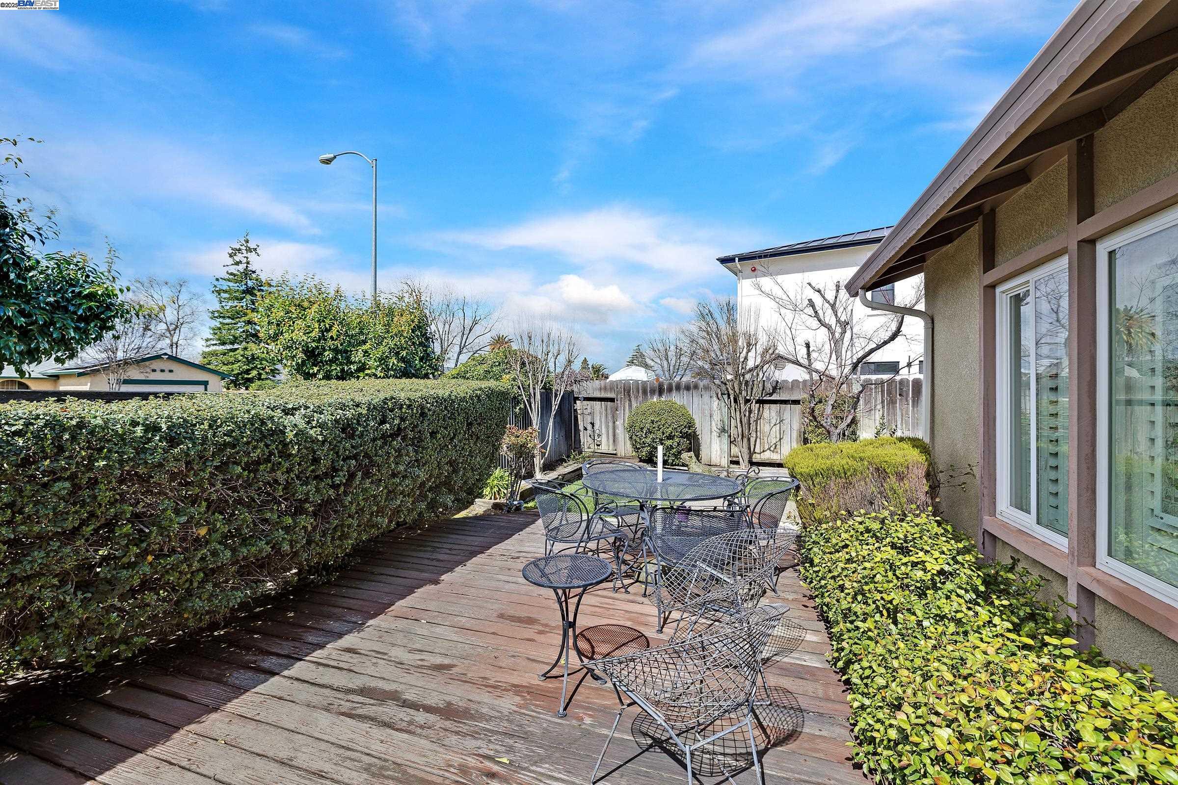 Detail Gallery Image 20 of 27 For 576 Emerald St, Livermore,  CA 94550 - 3 Beds | 2 Baths