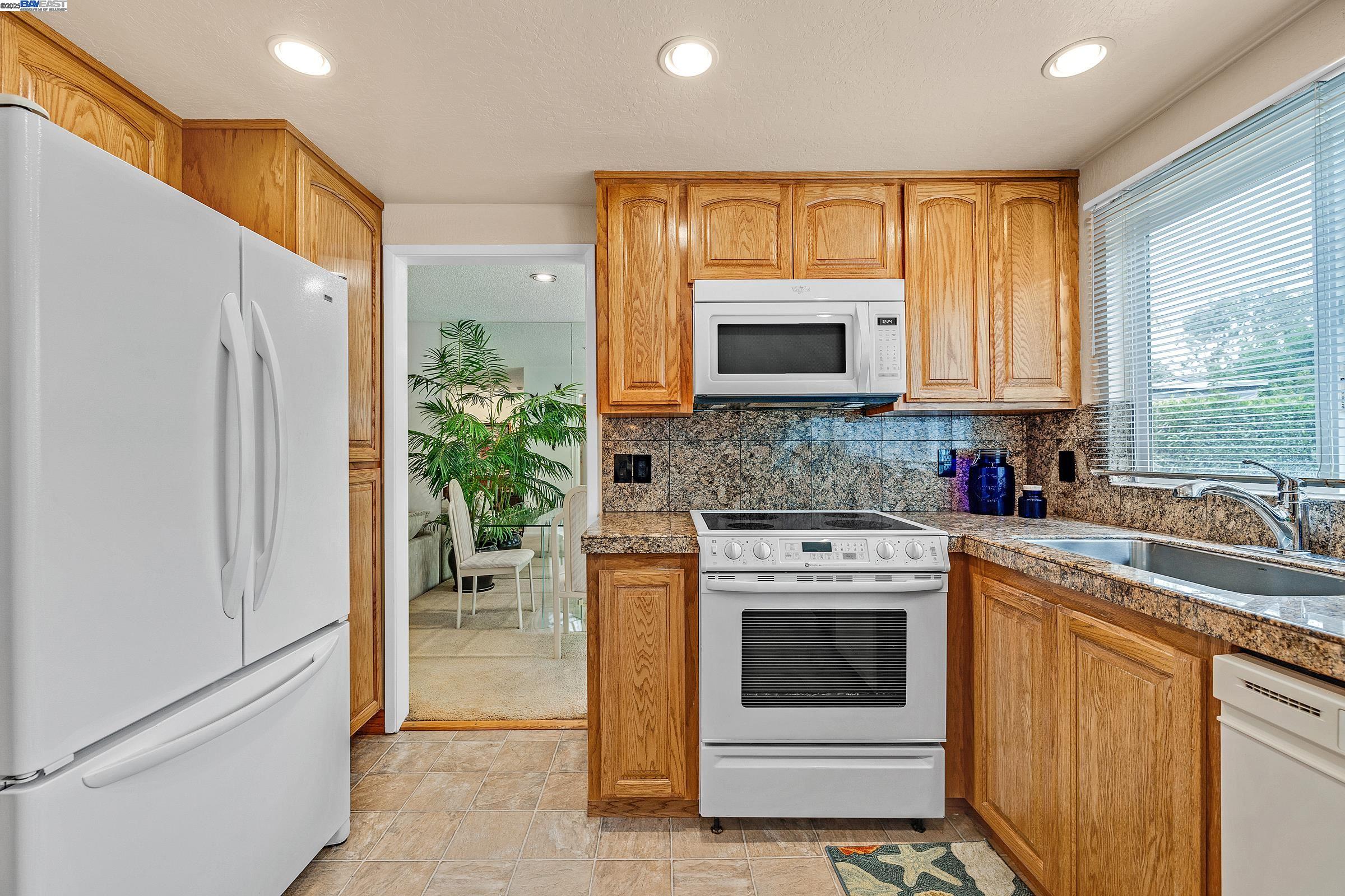 Detail Gallery Image 3 of 27 For 576 Emerald St, Livermore,  CA 94550 - 3 Beds | 2 Baths