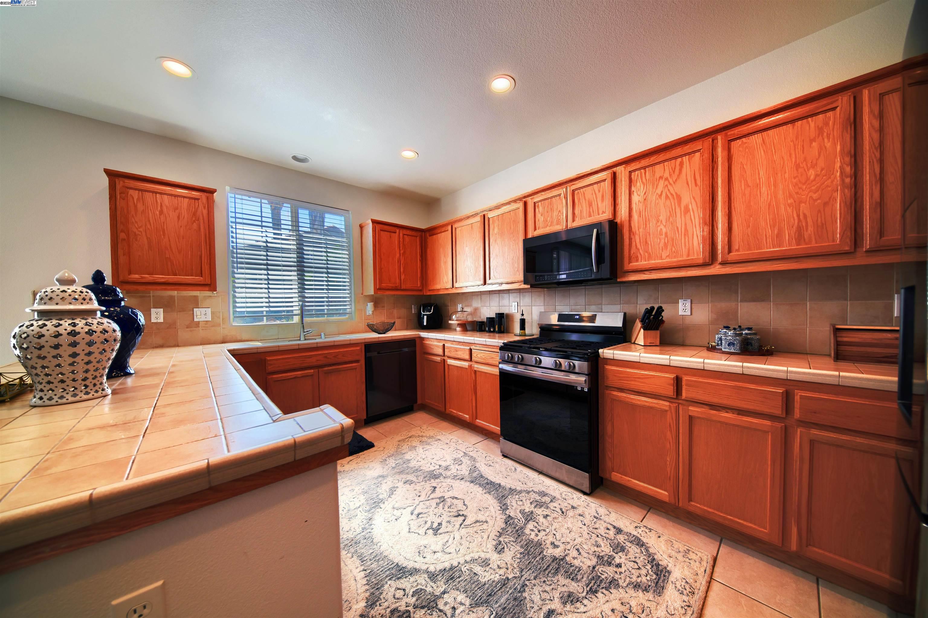 Detail Gallery Image 24 of 46 For 4597 Bonsai Ave, Tracy,  CA 95377 - 4 Beds | 2/1 Baths