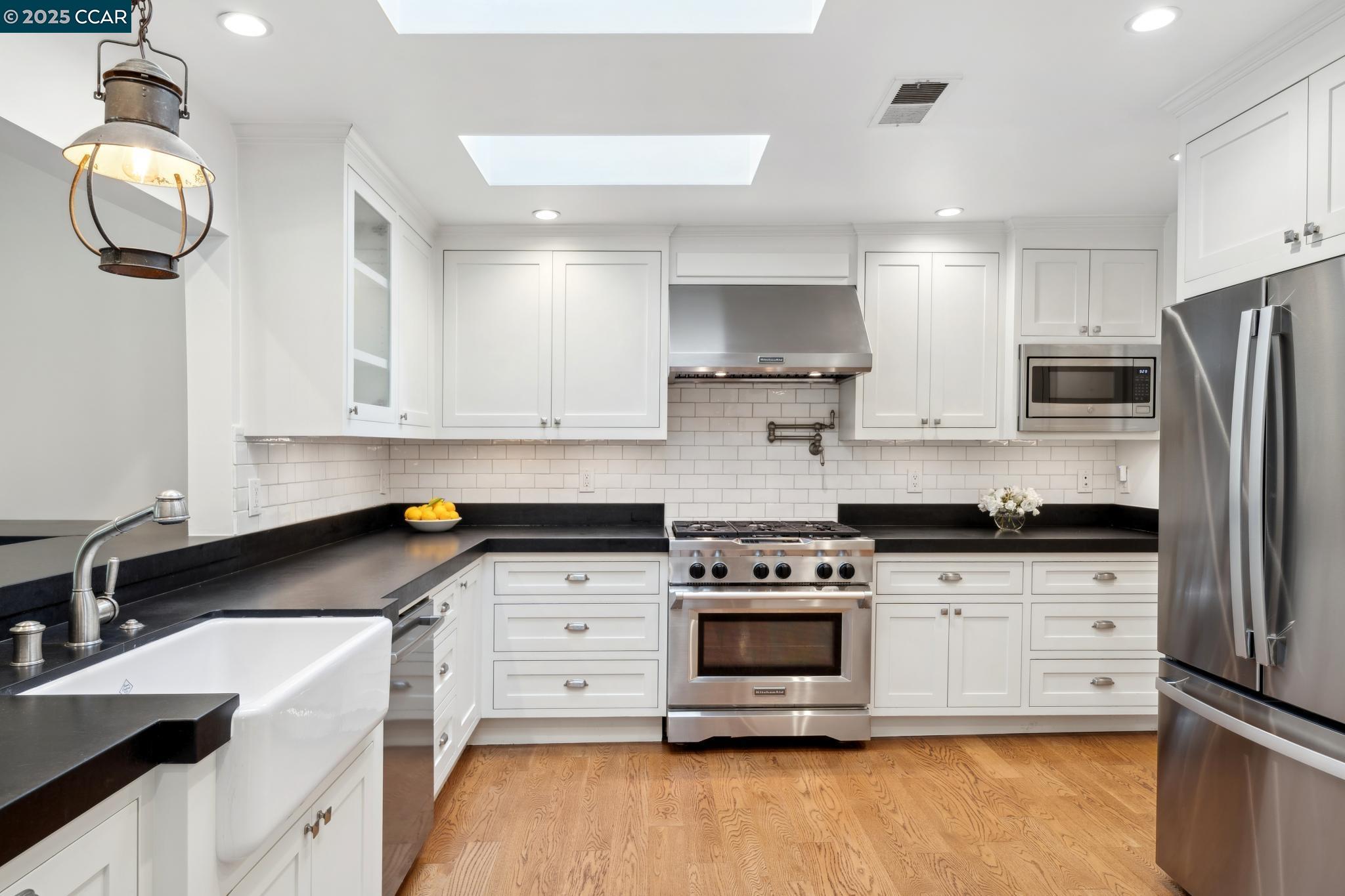 Detail Gallery Image 3 of 16 For 1069 Carol Ln, Lafayette,  CA 94549 - 3 Beds | 2 Baths