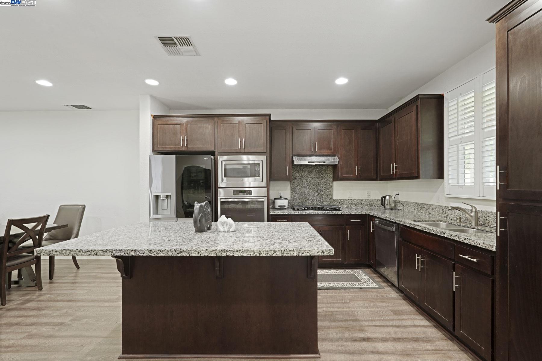 Detail Gallery Image 11 of 50 For 1025 S Fowler Ln, Mountain House,  CA 95391 - 4 Beds | 3 Baths