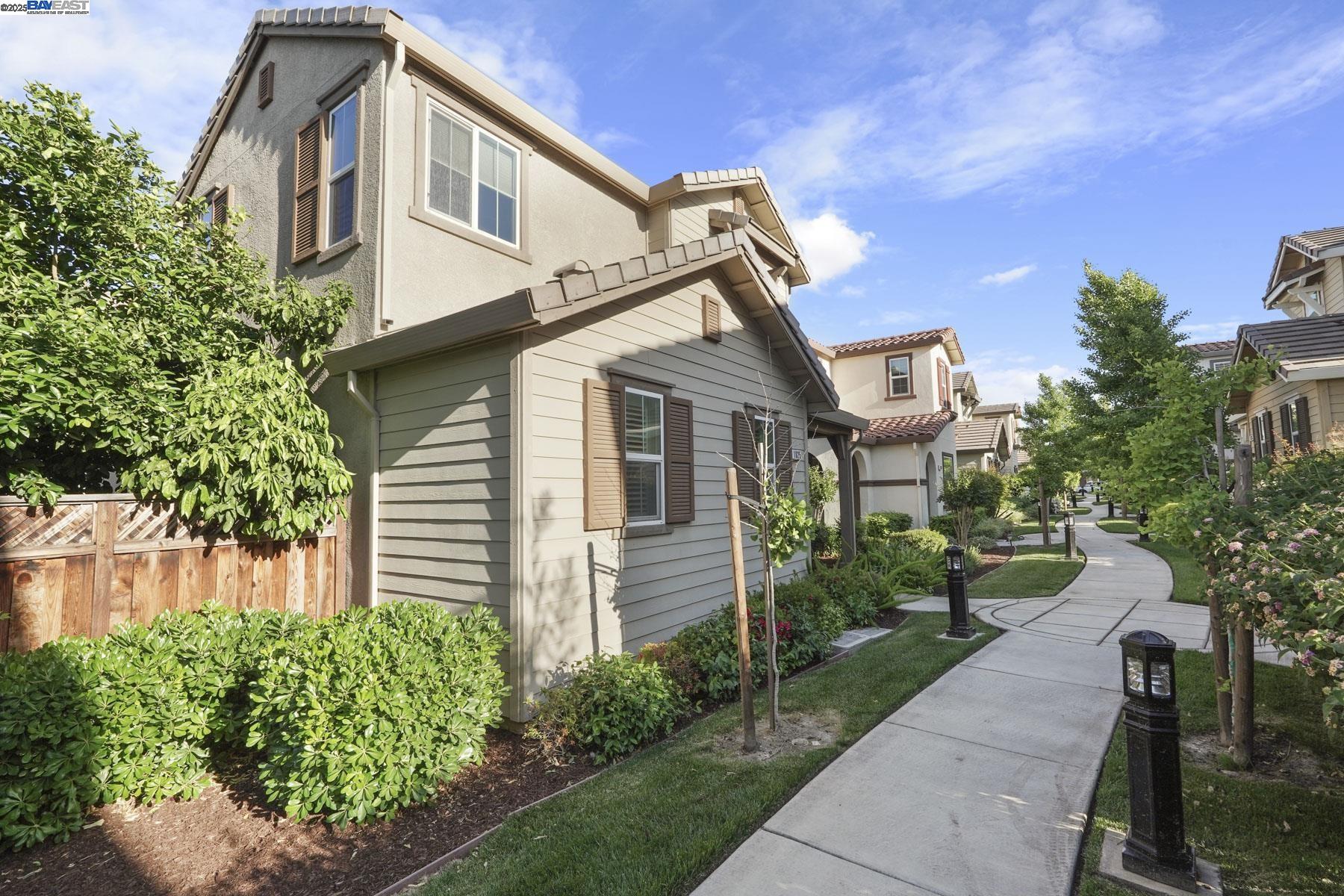 Detail Gallery Image 4 of 50 For 1025 S Fowler Ln, Mountain House,  CA 95391 - 4 Beds | 3 Baths