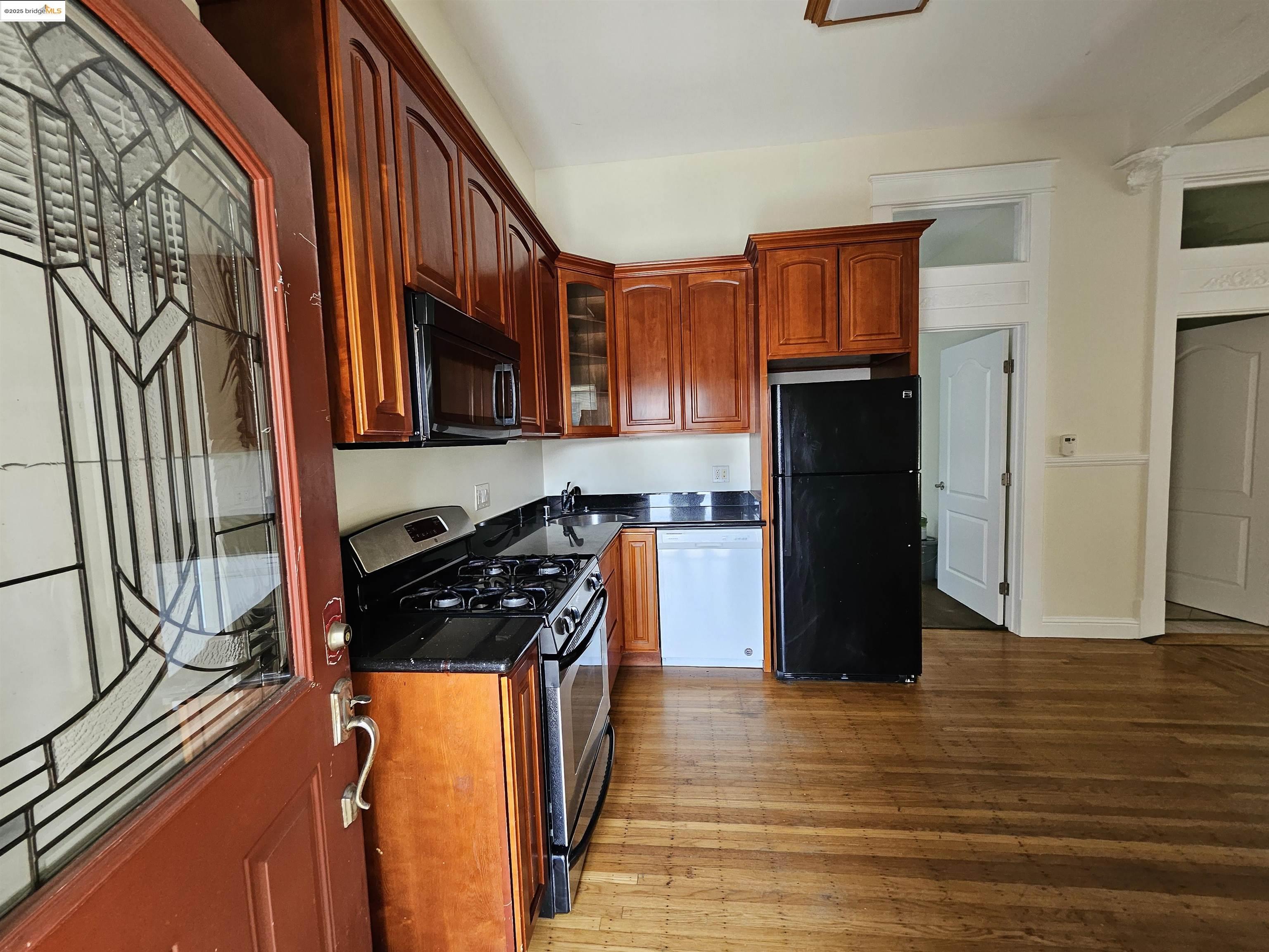 Detail Gallery Image 6 of 55 For 2825 Market St, Oakland,  CA 94608 - – Beds | – Baths