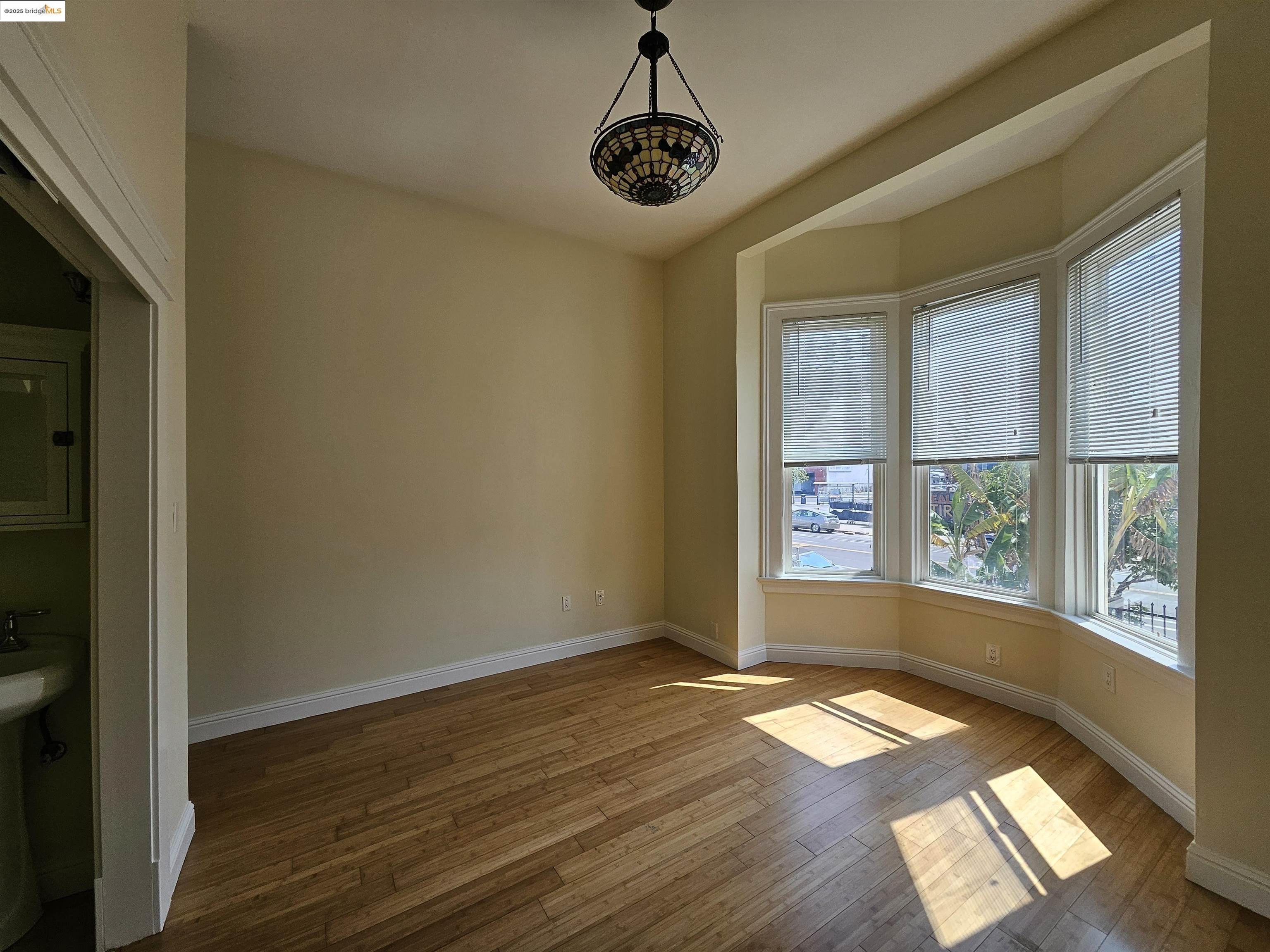 Detail Gallery Image 8 of 55 For 2825 Market St, Oakland,  CA 94608 - – Beds | – Baths