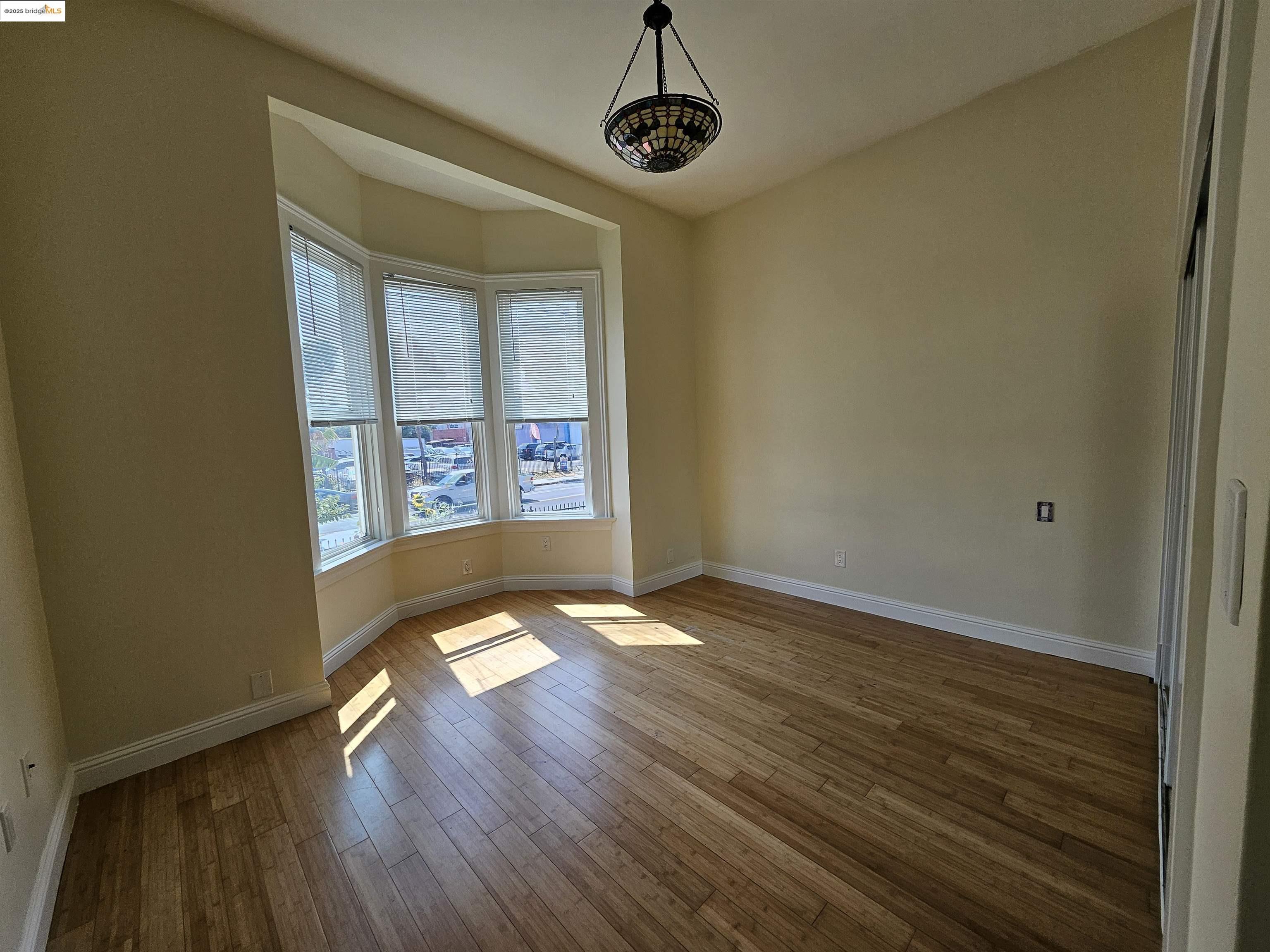 Detail Gallery Image 10 of 55 For 2825 Market St, Oakland,  CA 94608 - – Beds | – Baths