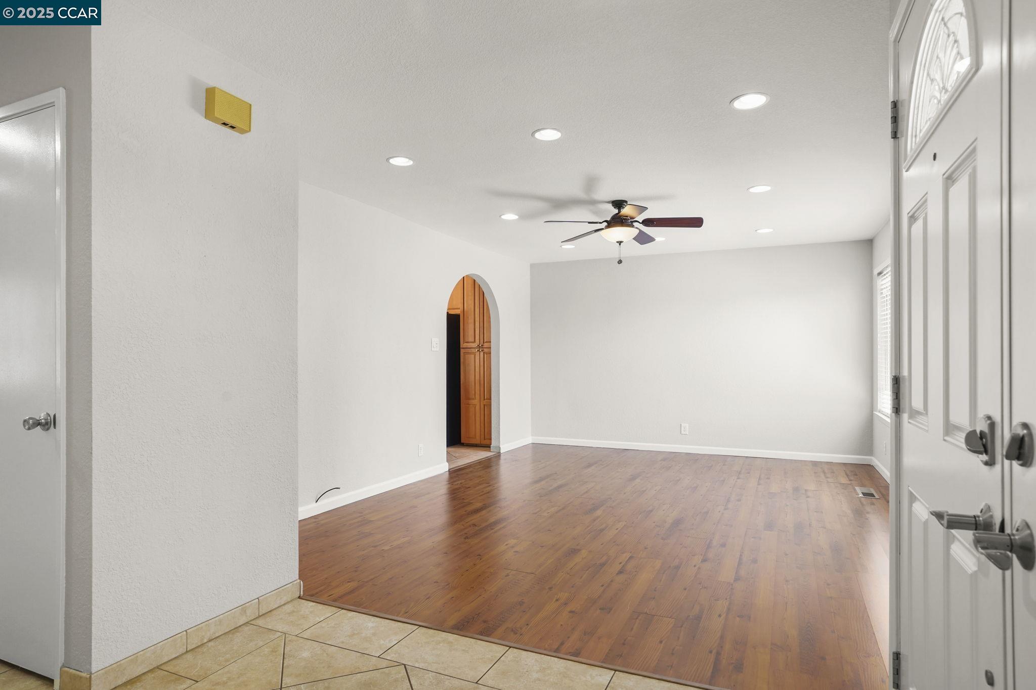 Detail Gallery Image 3 of 32 For 89 Cormorant Court, Martinez,  CA 94553 - 3 Beds | 2/1 Baths