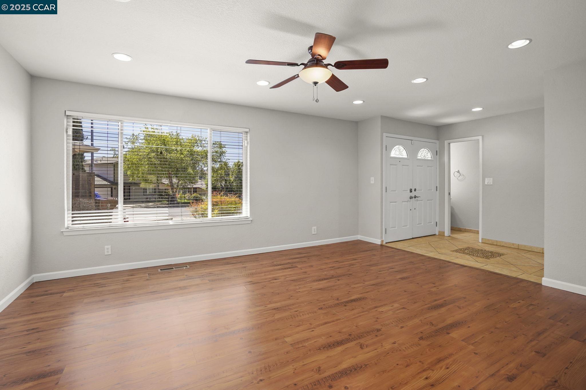 Detail Gallery Image 4 of 32 For 89 Cormorant Court, Martinez,  CA 94553 - 3 Beds | 2/1 Baths