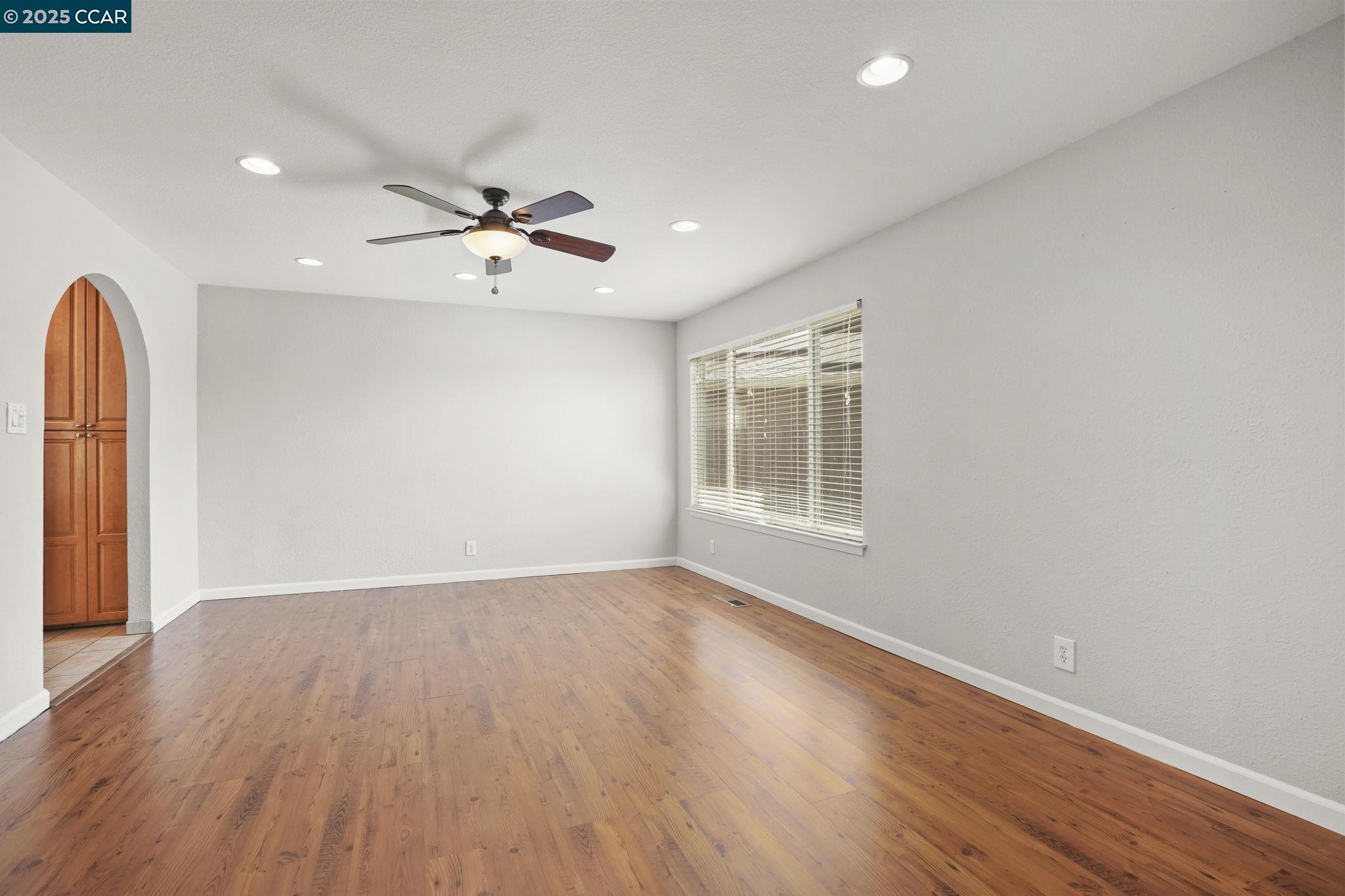 Detail Gallery Image 5 of 32 For 89 Cormorant Court, Martinez,  CA 94553 - 3 Beds | 2/1 Baths
