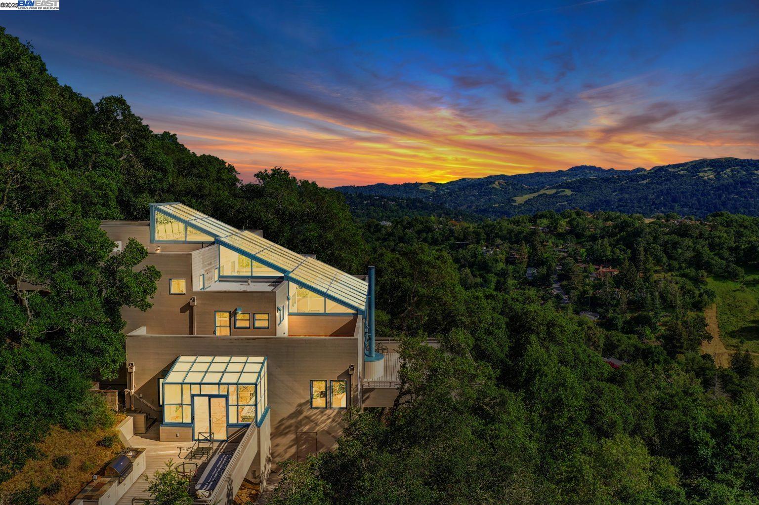 Detail Gallery Image 2 of 46 For 319 Tappan Ter, Orinda,  CA 94563 - 5 Beds | 4/1 Baths