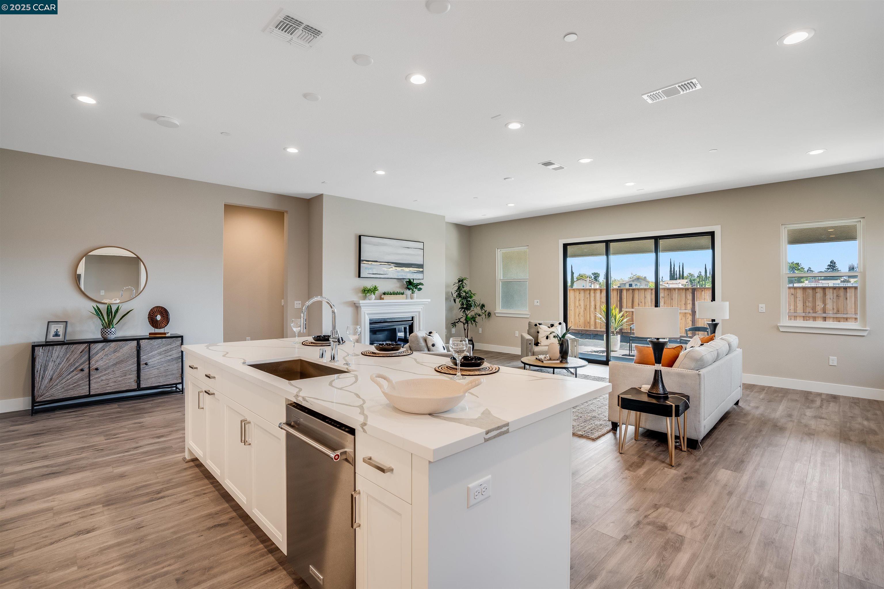 Detail Gallery Image 5 of 39 For 1567 Aloha Lane, Tracy,  CA 95377 - 3 Beds | 2/1 Baths