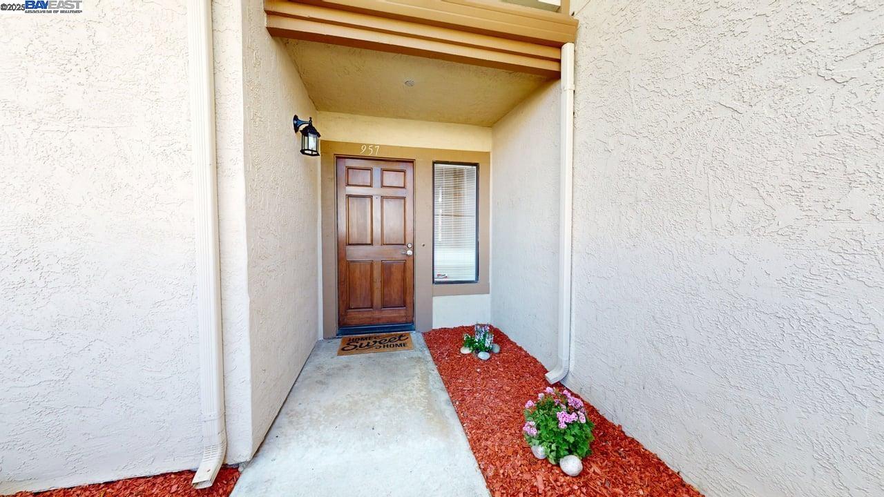 Detail Gallery Image 2 of 56 For 957 Huntington Cmn, Fremont,  CA 94536 - 2 Beds | 2/1 Baths