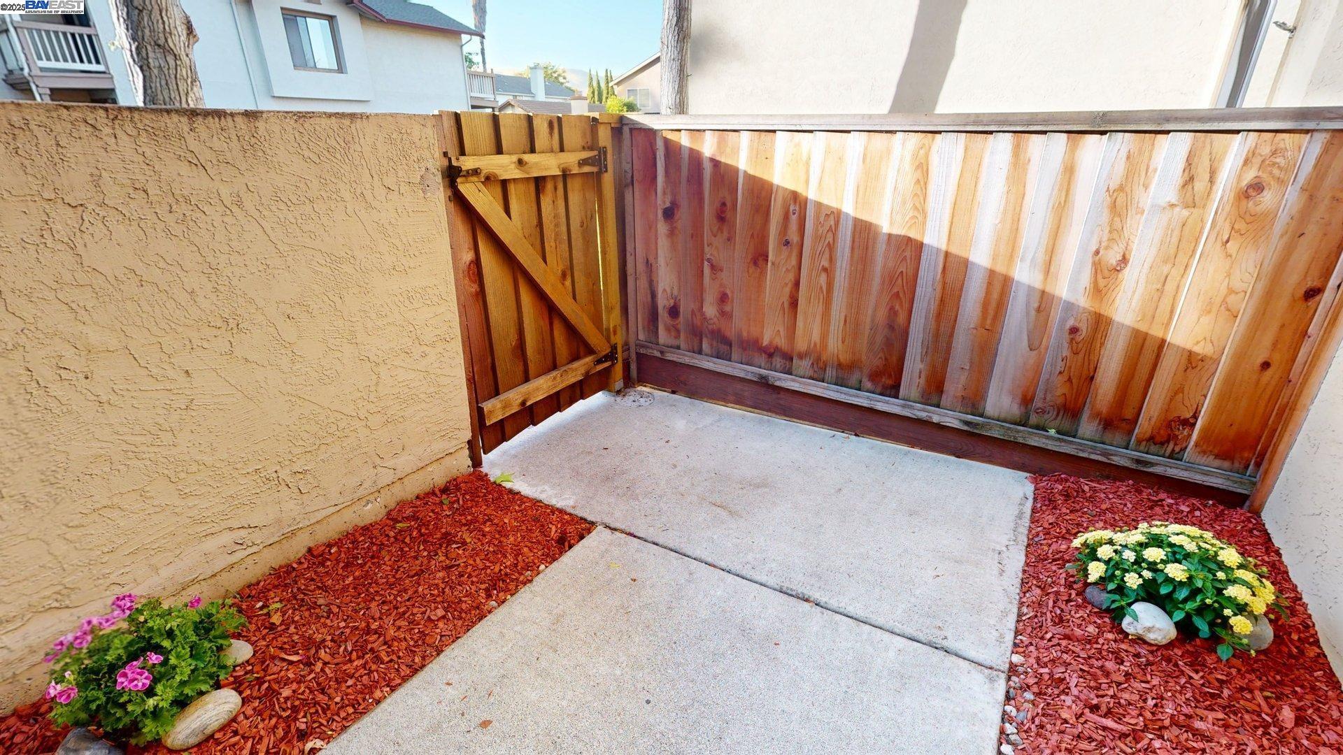 Detail Gallery Image 3 of 56 For 957 Huntington Cmn, Fremont,  CA 94536 - 2 Beds | 2/1 Baths