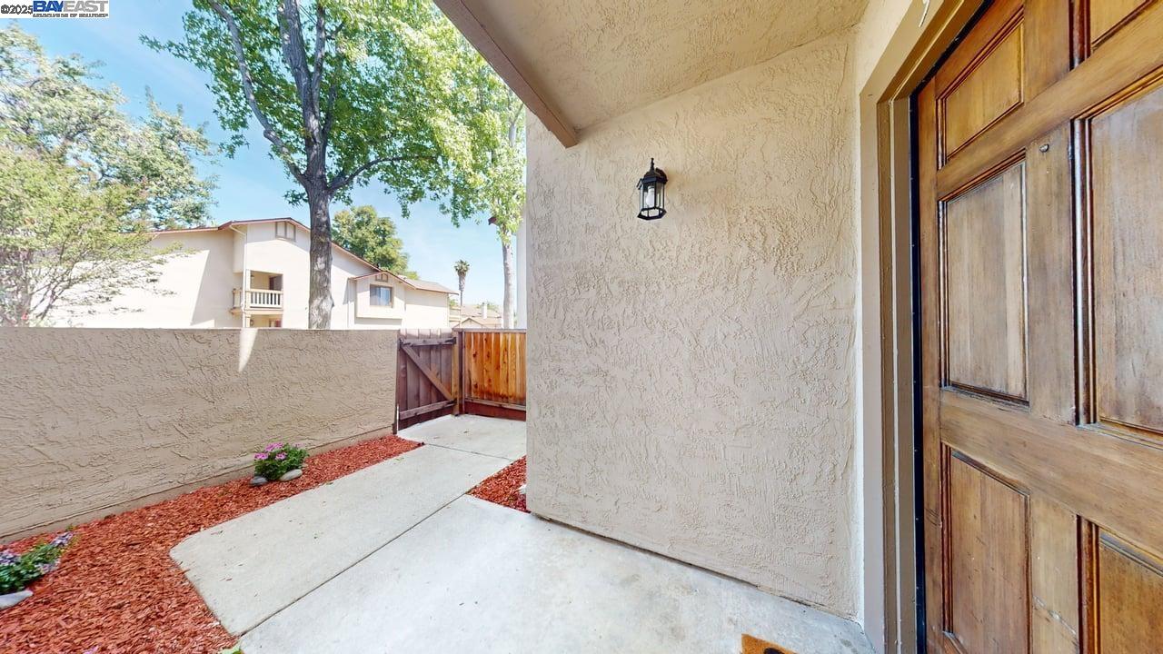 Detail Gallery Image 4 of 56 For 957 Huntington Cmn, Fremont,  CA 94536 - 2 Beds | 2/1 Baths
