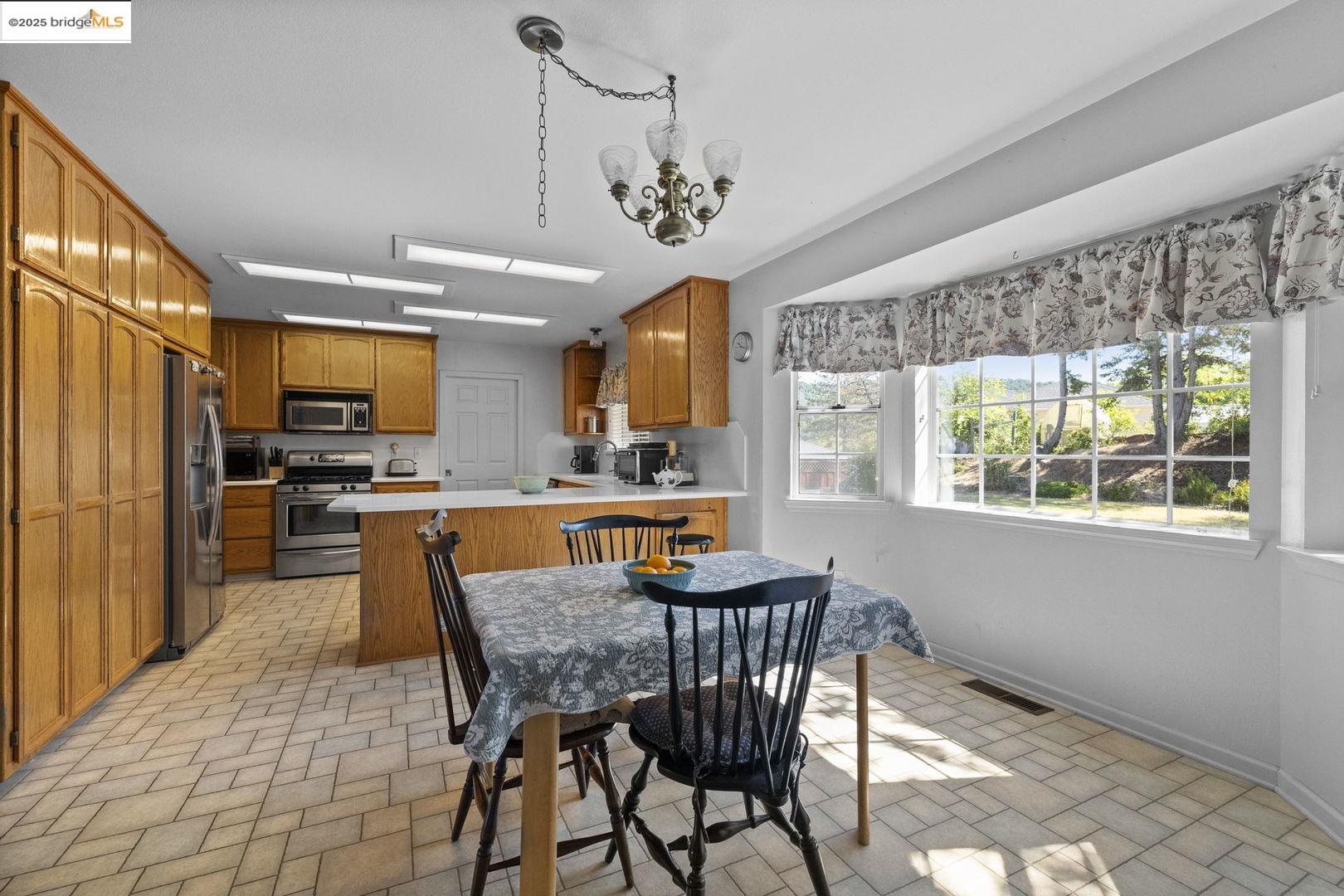 Detail Gallery Image 13 of 43 For 19989 Lane Ct, Sonora,  CA 95370 - 3 Beds | 2 Baths