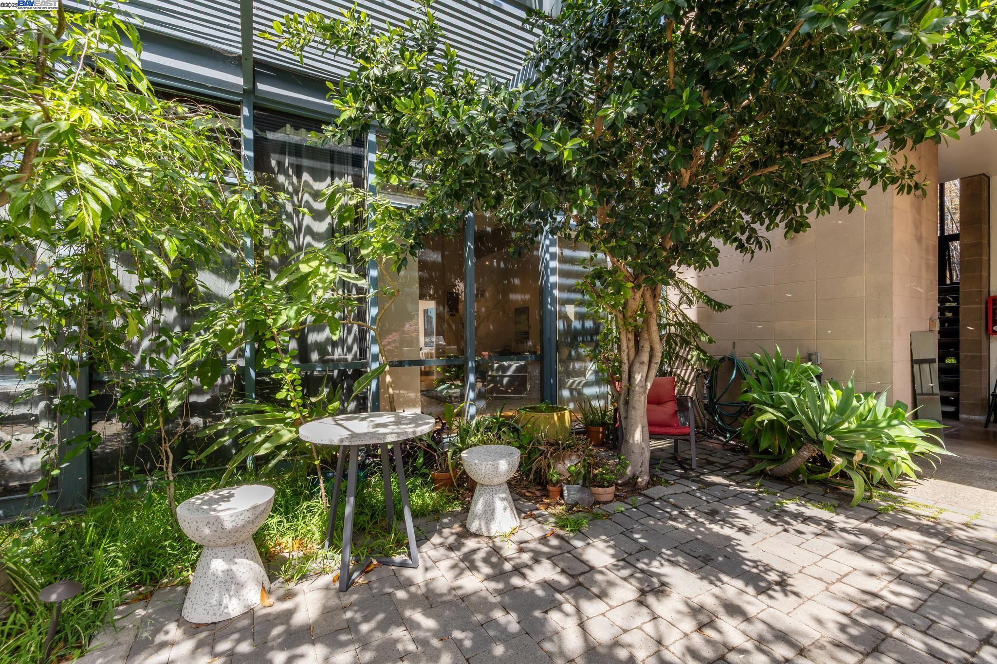 Detail Gallery Image 2 of 46 For 2112 West St #2,  Oakland,  CA 94612 - 2 Beds | 2 Baths