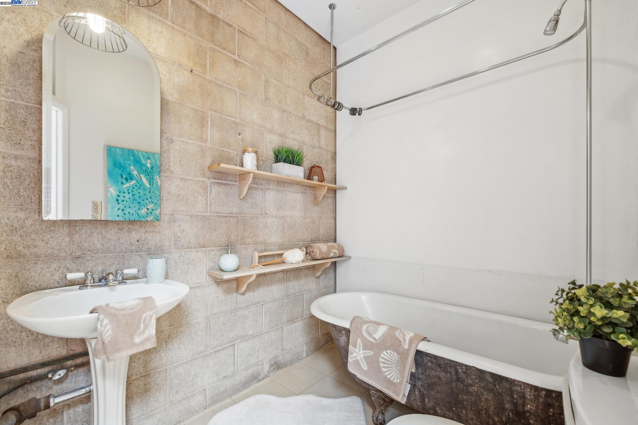 Detail Gallery Image 24 of 46 For 2112 West St #2,  Oakland,  CA 94612 - 2 Beds | 2 Baths