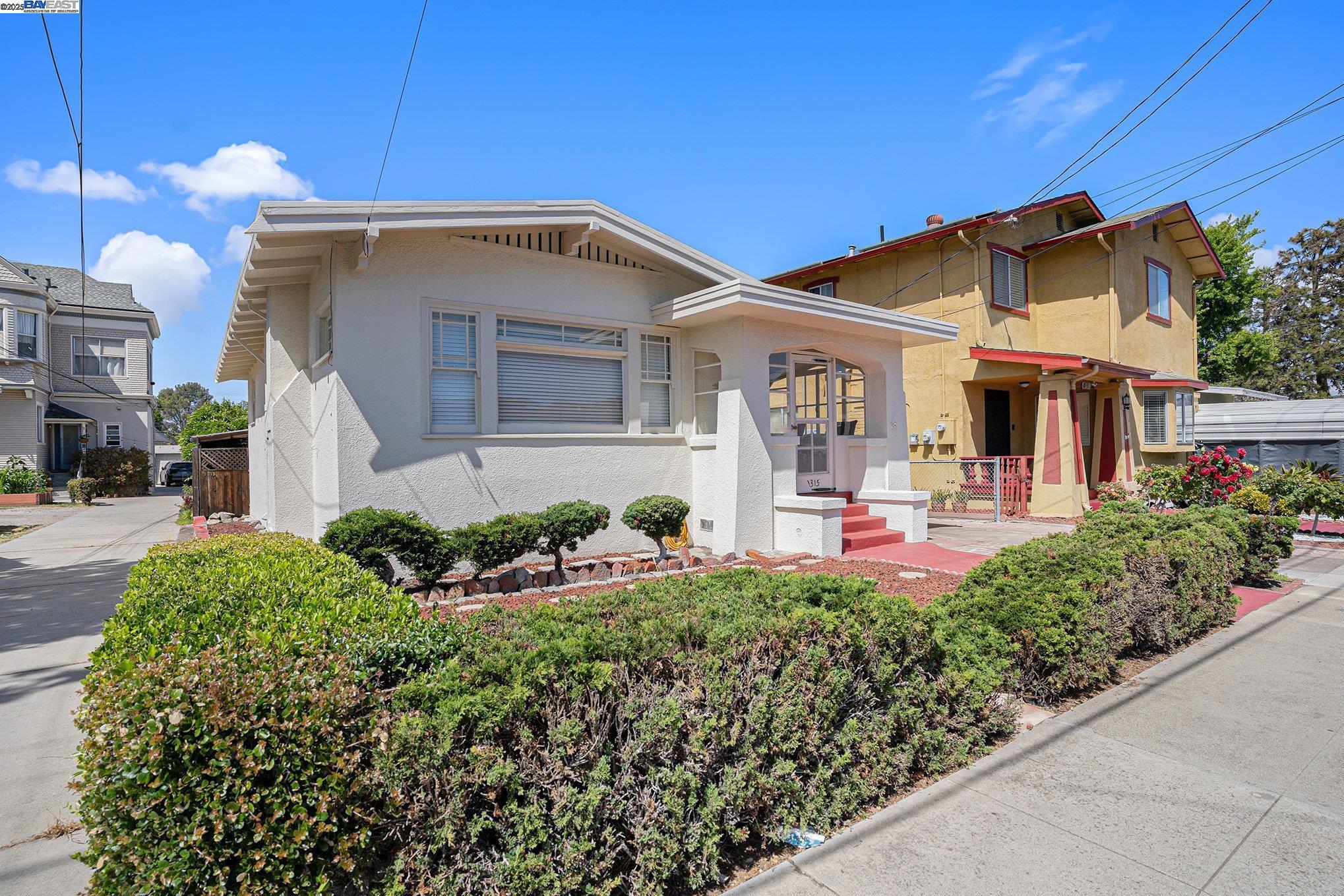 Detail Gallery Image 1 of 1 For 1315 Lincoln Ave, Alameda,  CA 94501 - 2 Beds | 1 Baths
