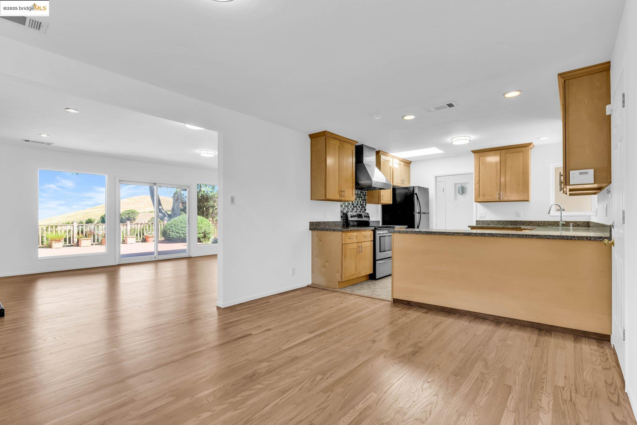 Detail Gallery Image 11 of 56 For 3699 Malcolm Ave, Oakland,  CA 94605 - 4 Beds | 2 Baths