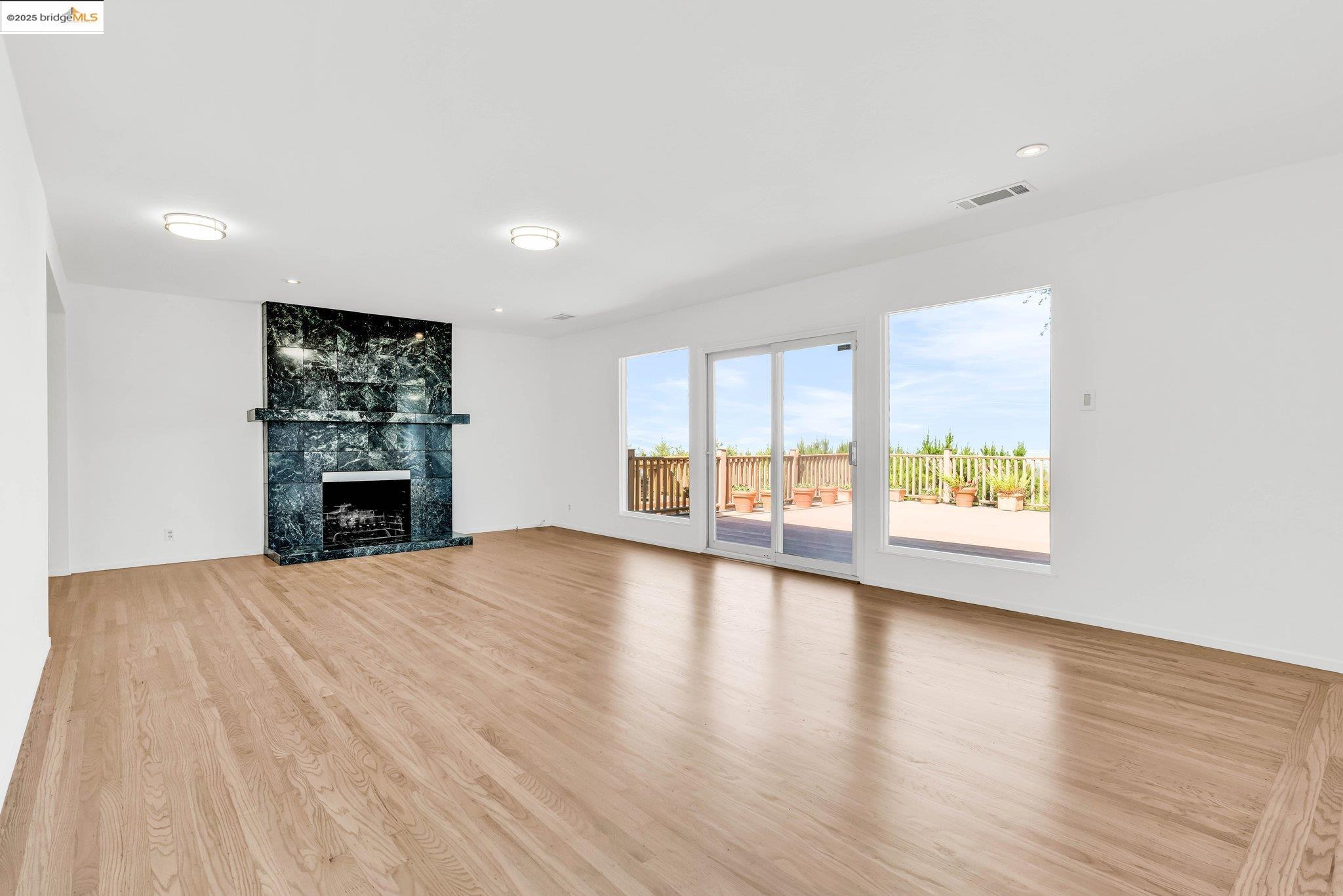 Detail Gallery Image 4 of 56 For 3699 Malcolm Ave, Oakland,  CA 94605 - 4 Beds | 2 Baths