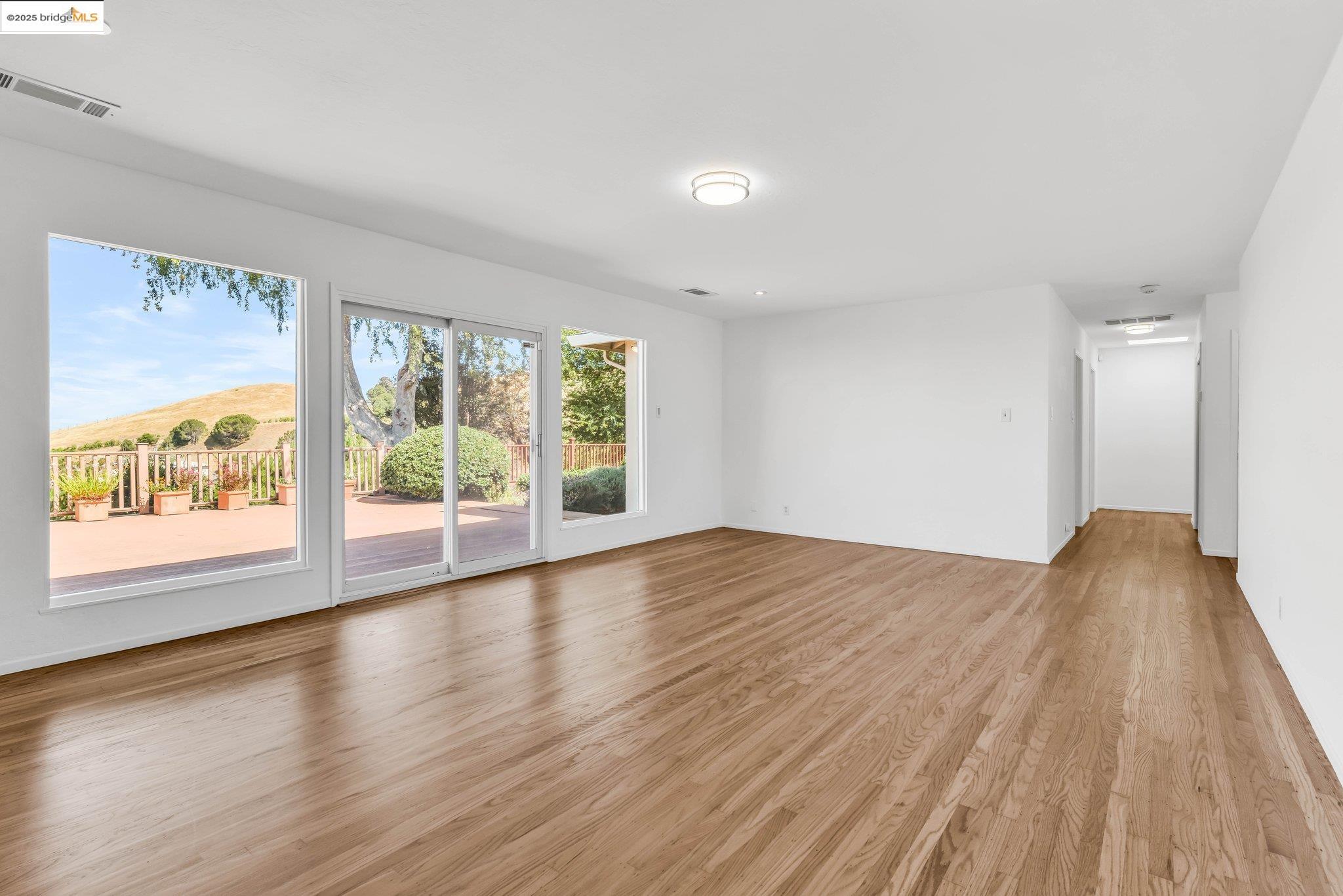 Detail Gallery Image 5 of 56 For 3699 Malcolm Ave, Oakland,  CA 94605 - 4 Beds | 2 Baths