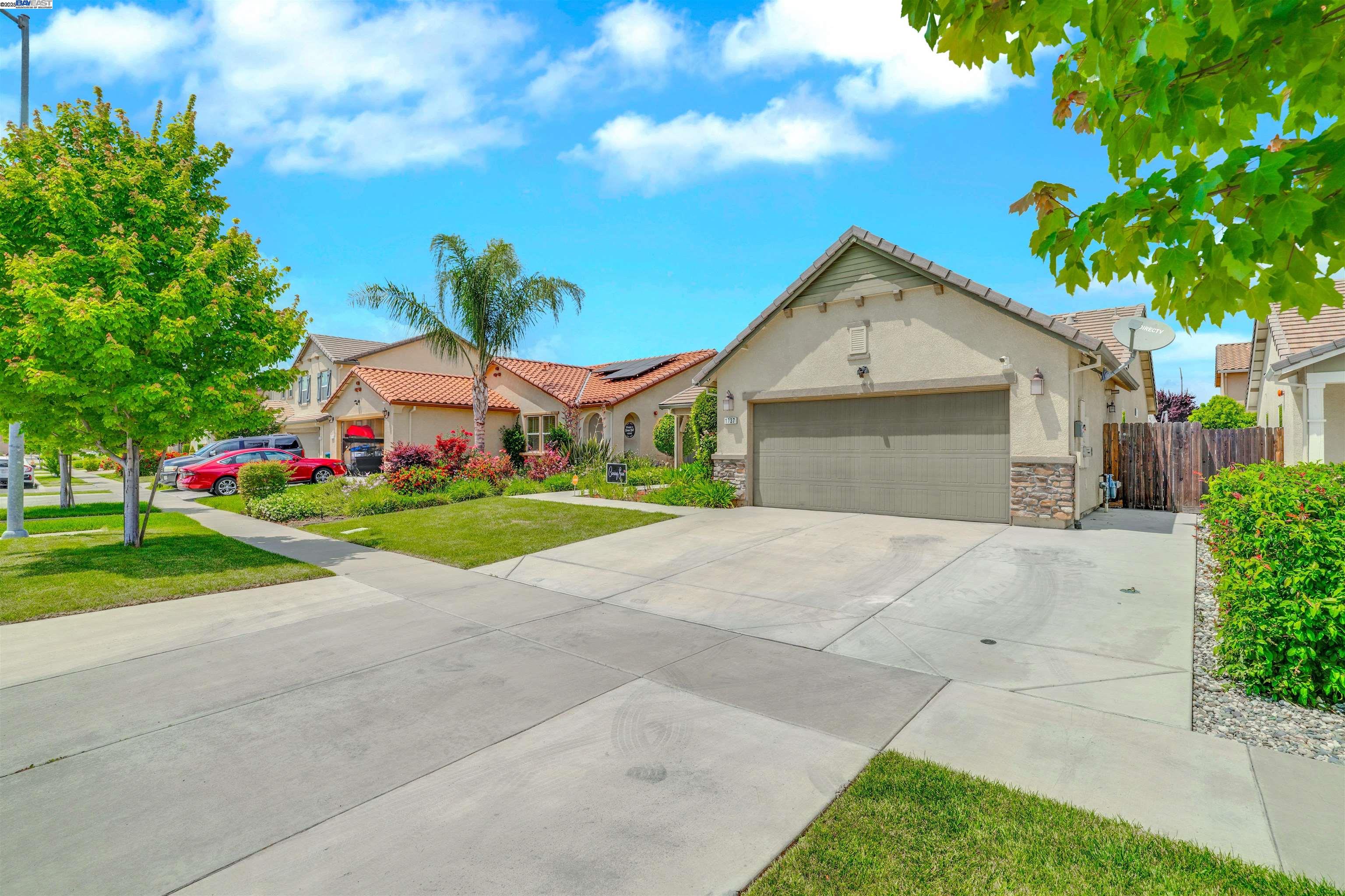 Detail Gallery Image 2 of 29 For 1737 Mighty Oak Drive, Stockton,  CA 95205-9204 - 3 Beds | 2 Baths