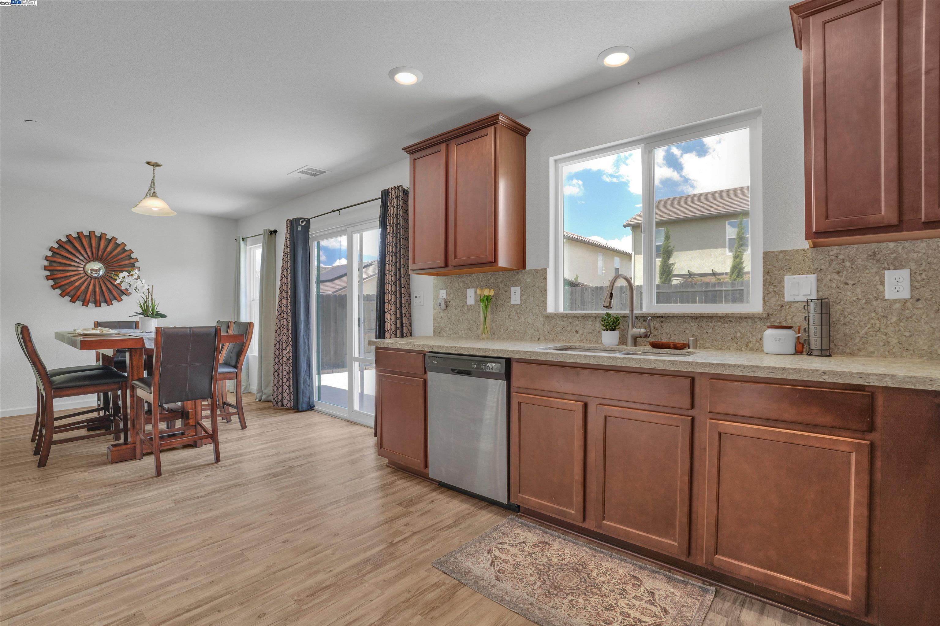 Detail Gallery Image 11 of 29 For 1737 Mighty Oak Drive, Stockton,  CA 95205-9204 - 3 Beds | 2 Baths