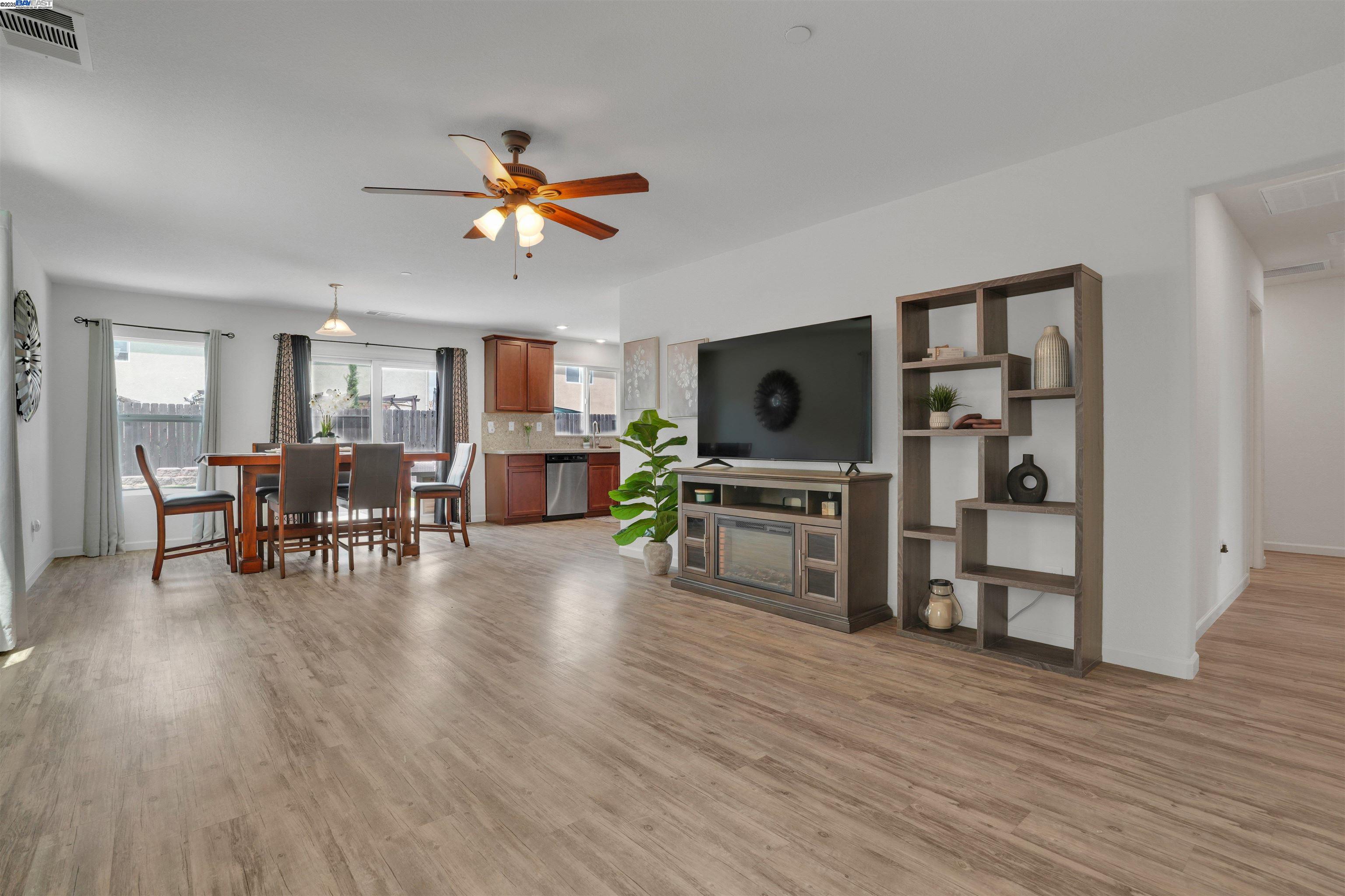 Detail Gallery Image 4 of 29 For 1737 Mighty Oak Drive, Stockton,  CA 95205-9204 - 3 Beds | 2 Baths