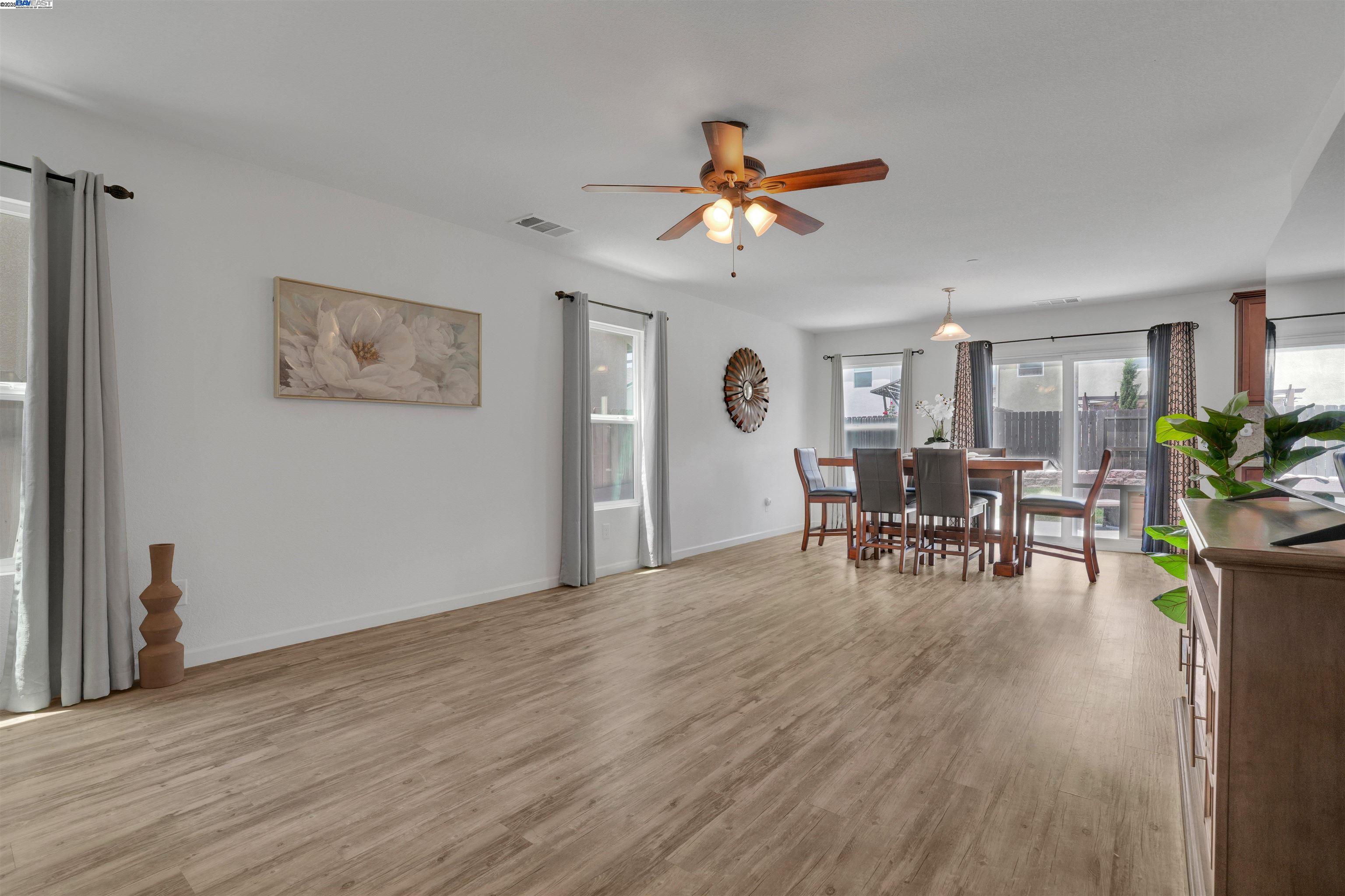 Detail Gallery Image 5 of 29 For 1737 Mighty Oak Drive, Stockton,  CA 95205-9204 - 3 Beds | 2 Baths