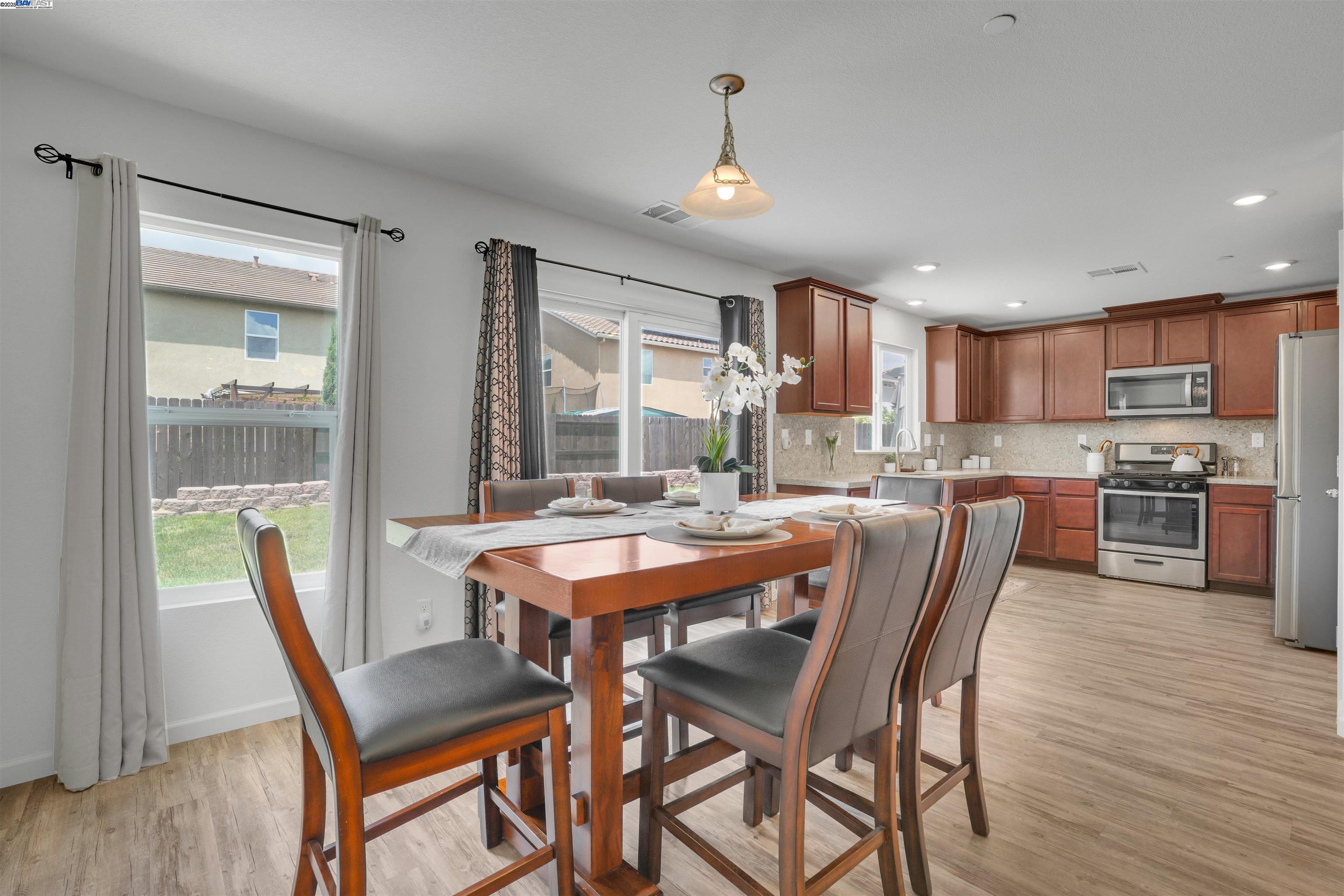 Detail Gallery Image 7 of 29 For 1737 Mighty Oak Drive, Stockton,  CA 95205-9204 - 3 Beds | 2 Baths