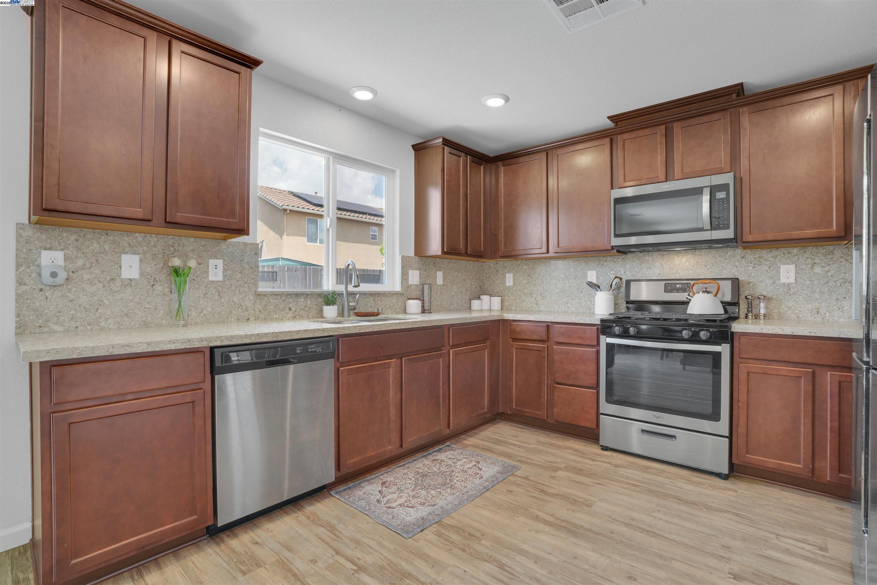 Detail Gallery Image 9 of 29 For 1737 Mighty Oak Drive, Stockton,  CA 95205-9204 - 3 Beds | 2 Baths