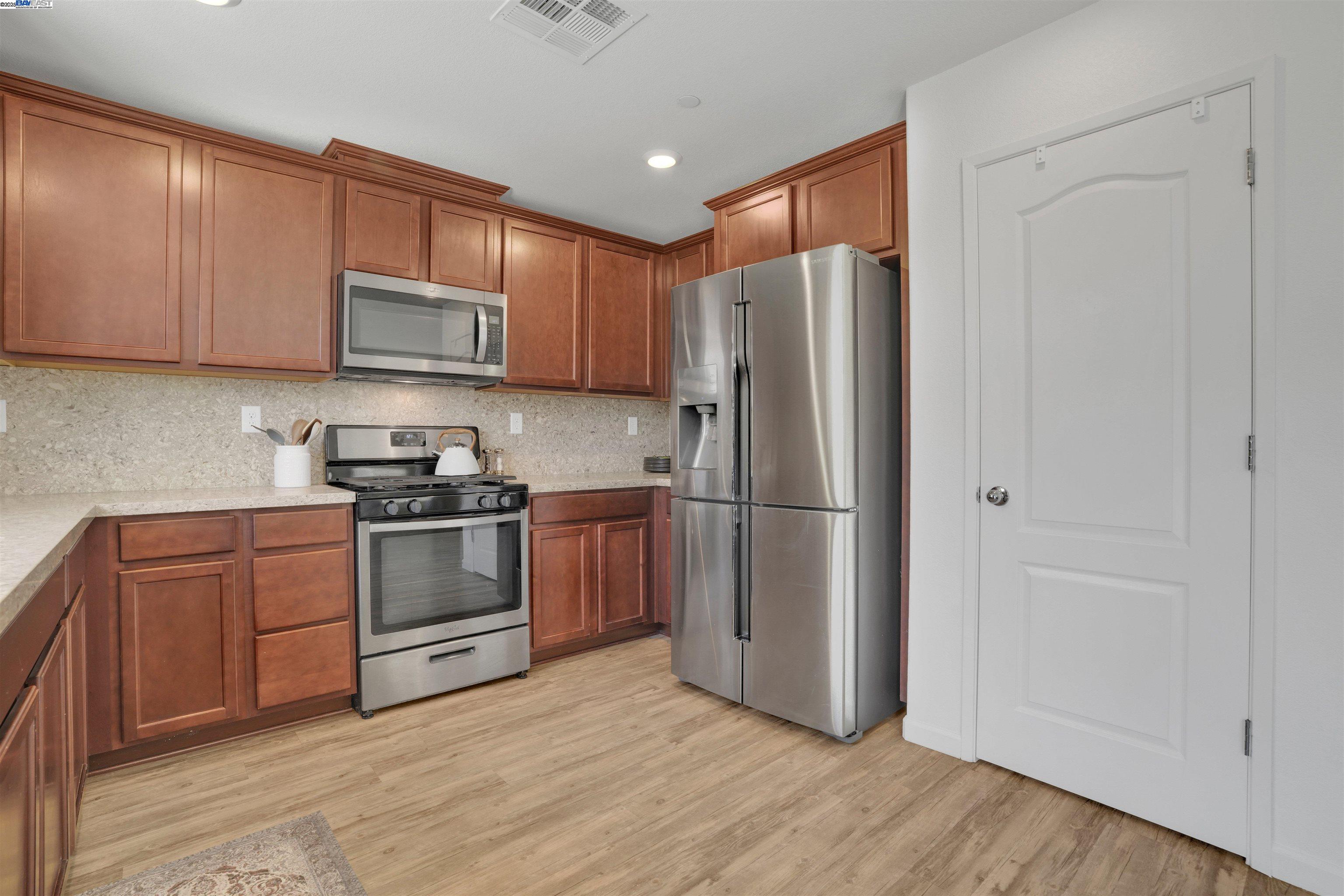 Detail Gallery Image 10 of 29 For 1737 Mighty Oak Drive, Stockton,  CA 95205-9204 - 3 Beds | 2 Baths